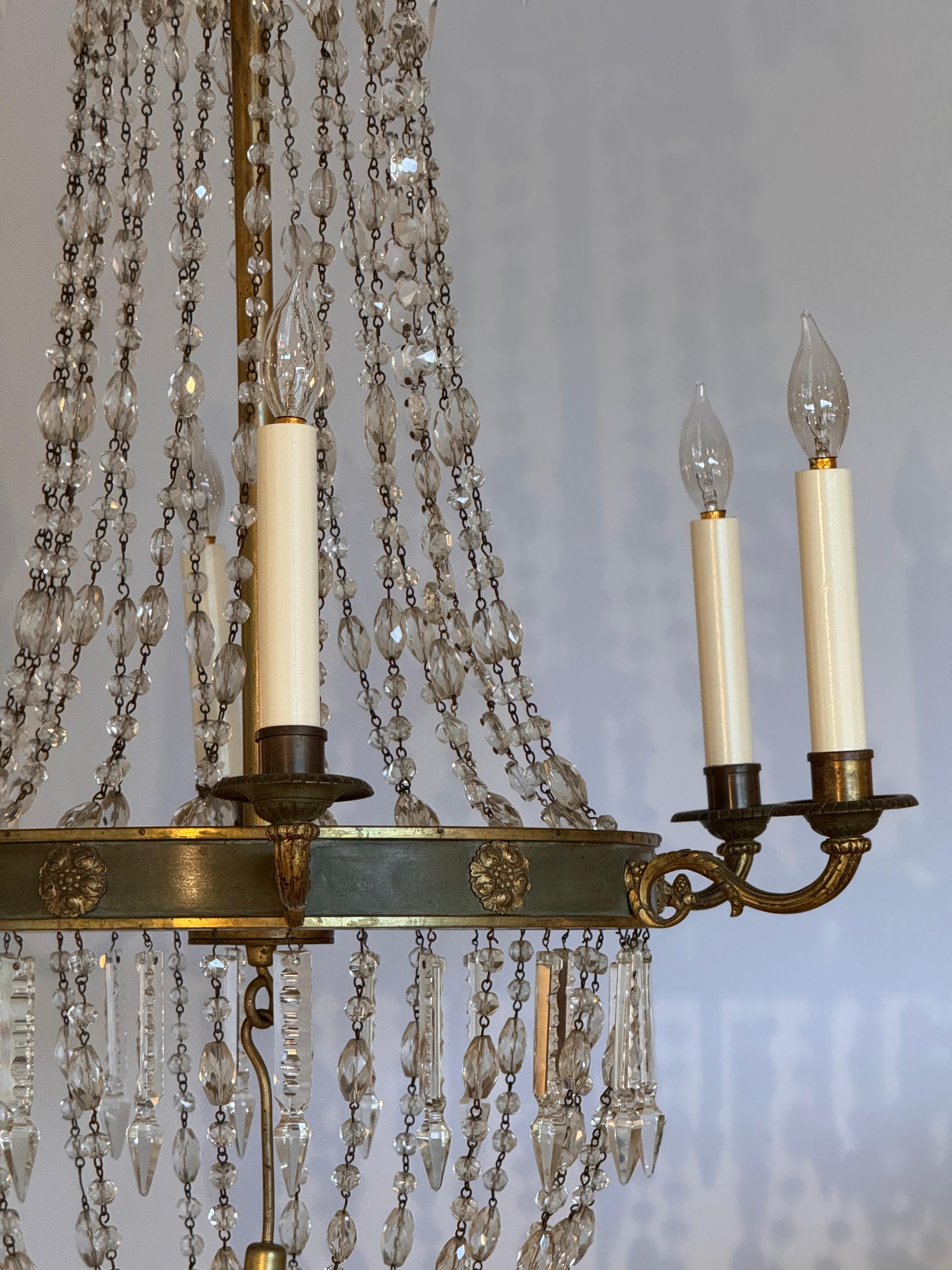 Lampadario Impero francese con dettaglio di cristallo e rosetta in vendita 2
