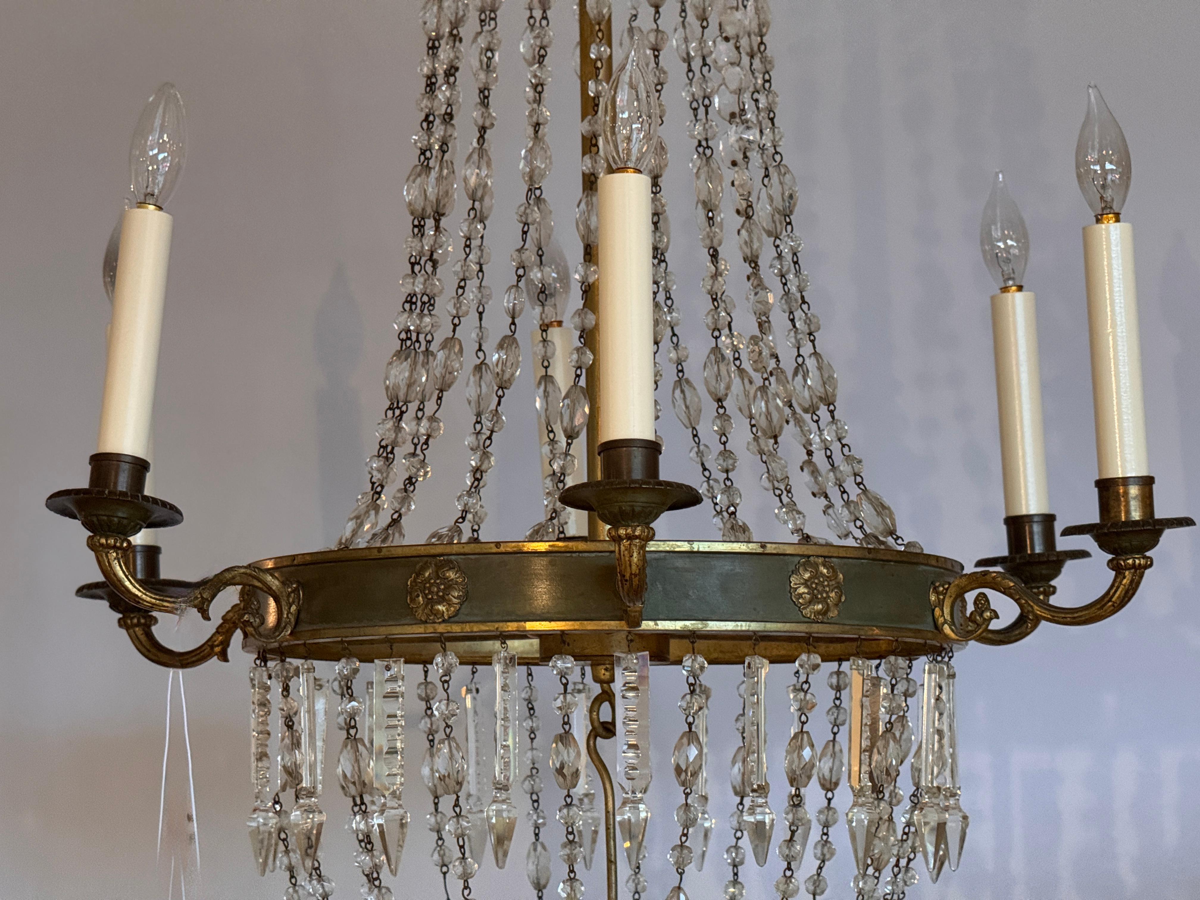 Lampadario Impero francese con dettaglio di cristallo e rosetta in vendita 3