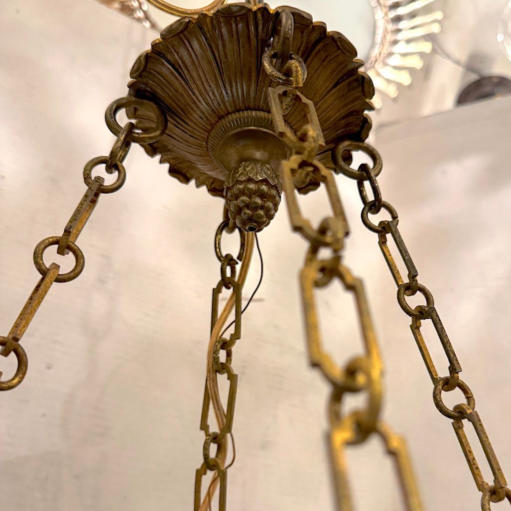 Lampadario a 8 luci in bronzo dorato e tole dipinte francese del 1920 circa.

Misure:
Diametro: 18