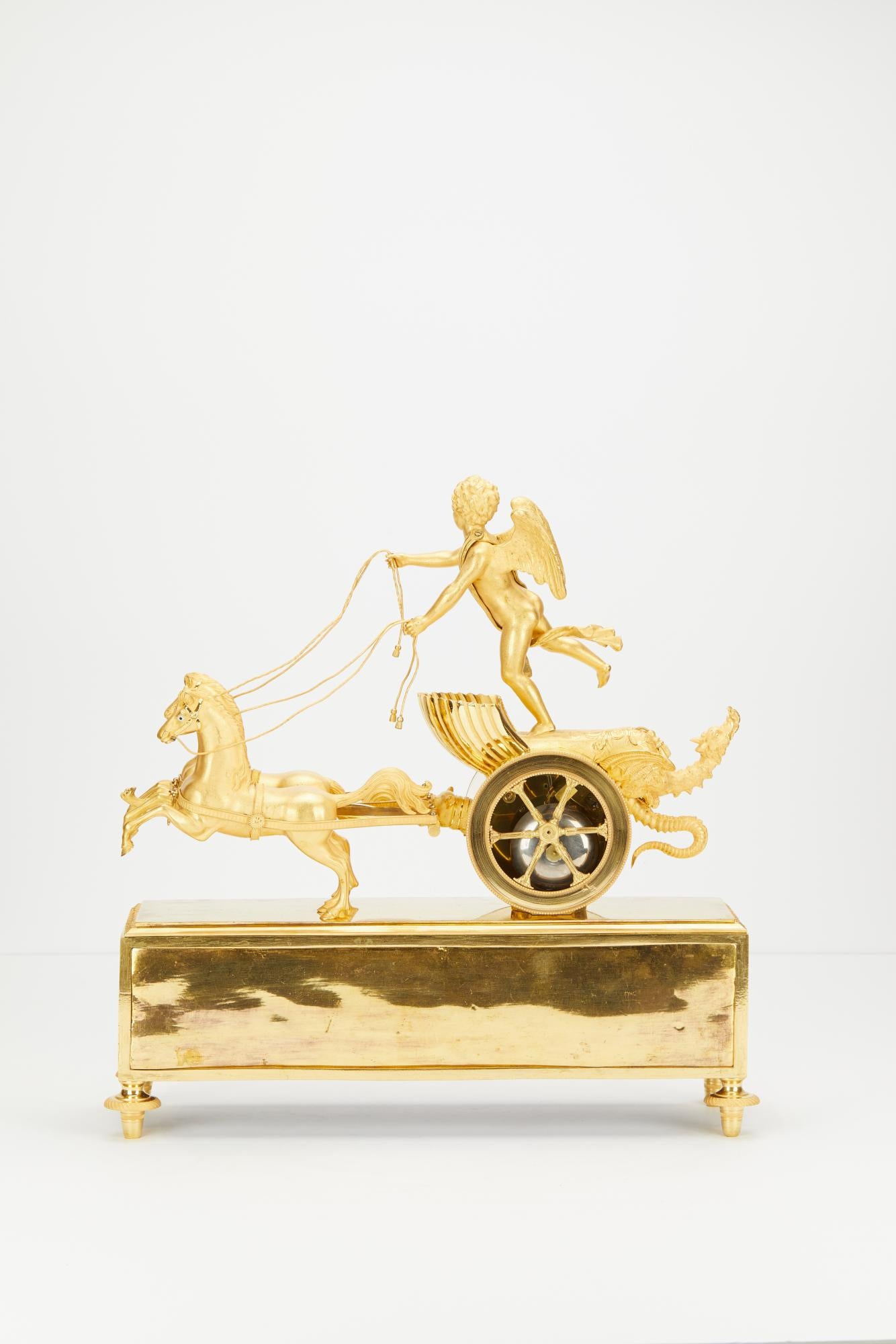 Charmante pendule Empire à char en bronze doré, vers 1810, avec mouvement à 8 jours, sonnerie, dans son coffret doré d'origine.