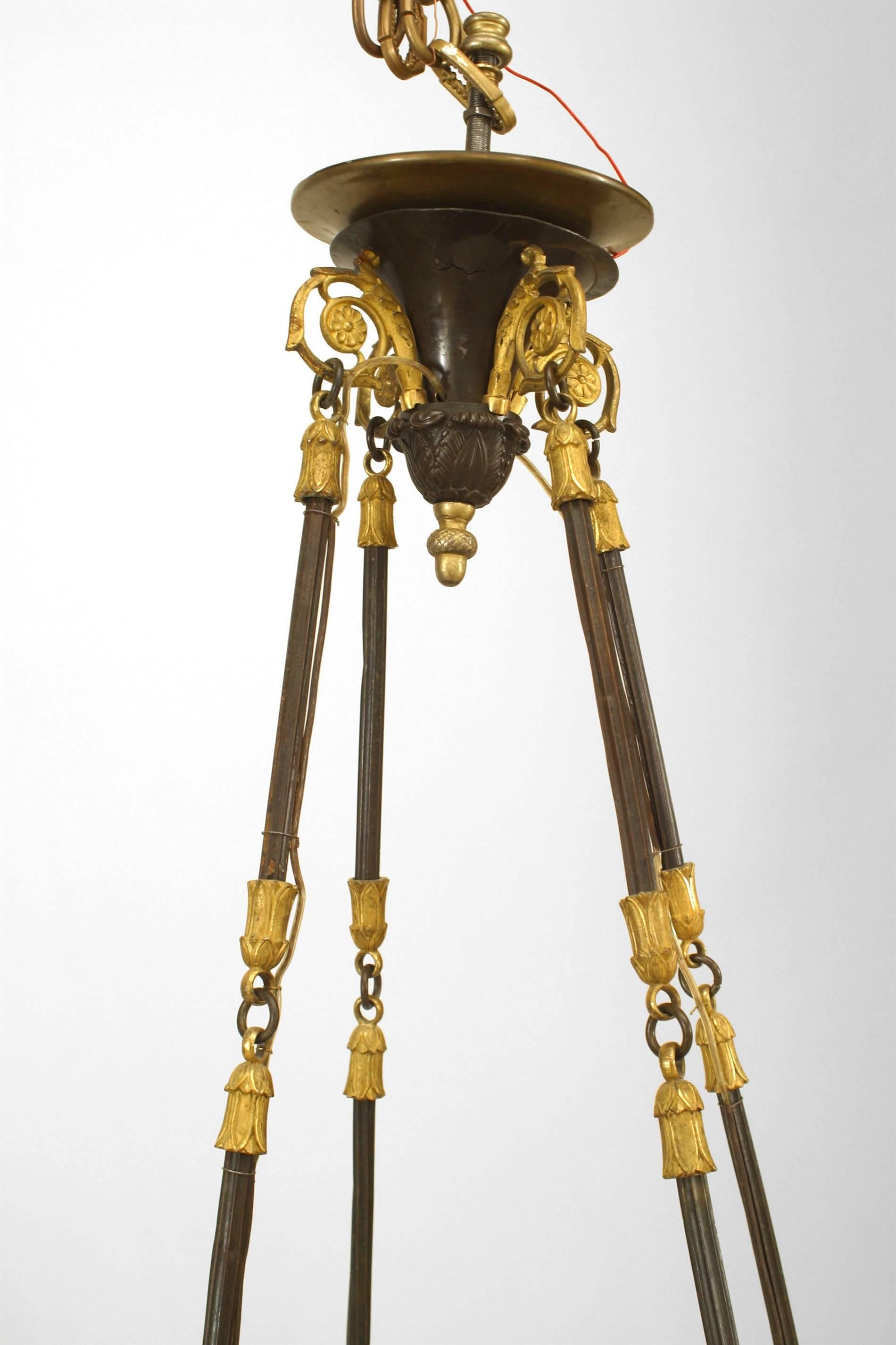 Vergoldeter Bronze-Kronleuchter im französischen Empire-Stil im Zustand „Gut“ im Angebot in New York, NY