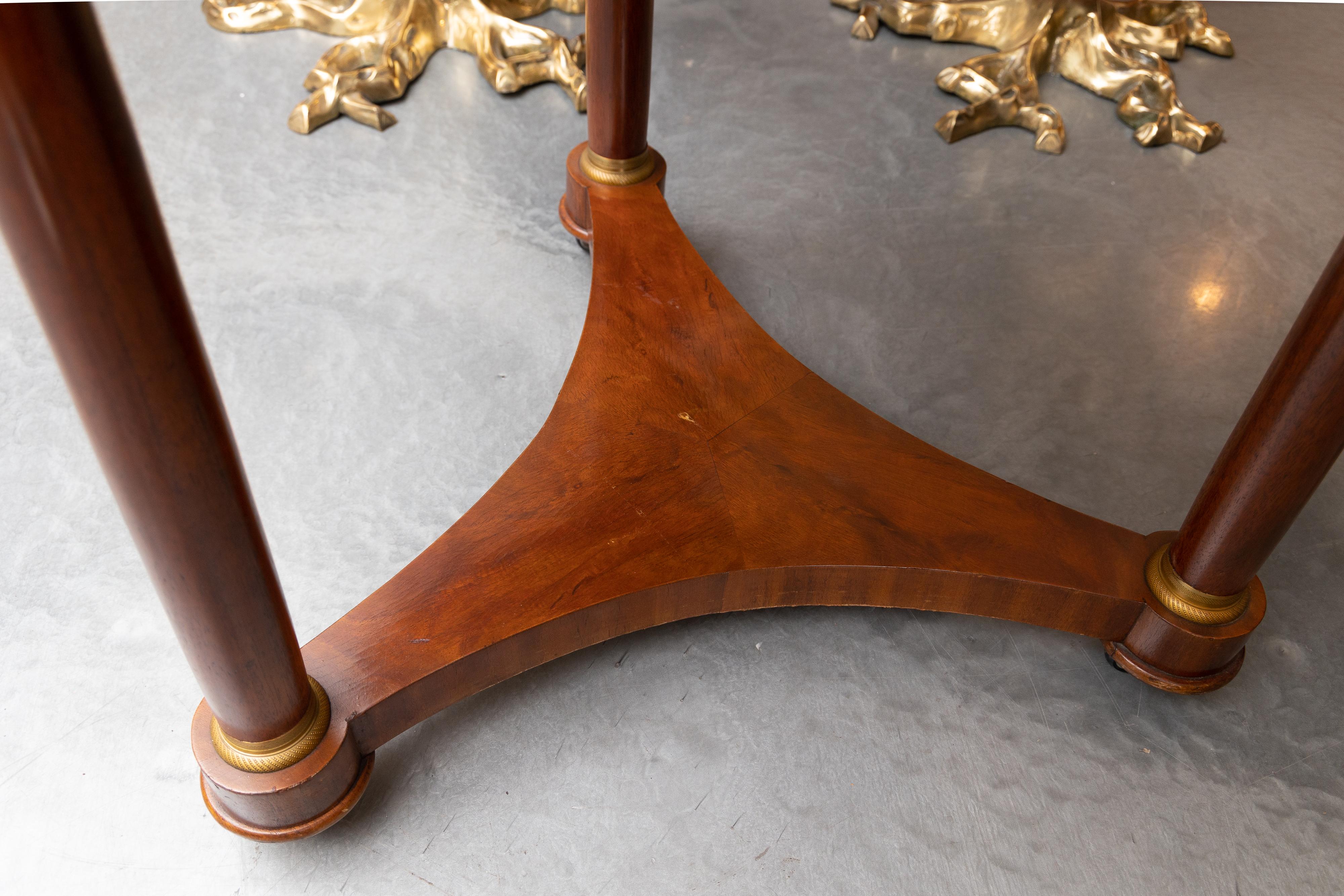 Runder Empire-Tisch im französischen Empire-Stil mit schwarzer Marmorplatte im Zustand „Gut“ im Angebot in WEST PALM BEACH, FL