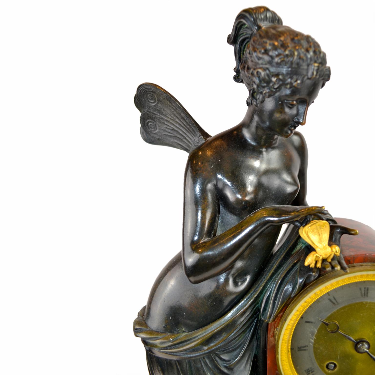 Patiné Horloge Empire française représentant Psyché jouant avec un papillon d'après Canova en vente