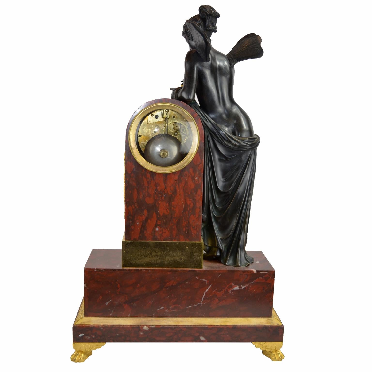 Bronze Horloge Empire française représentant Psyché jouant avec un papillon d'après Canova en vente