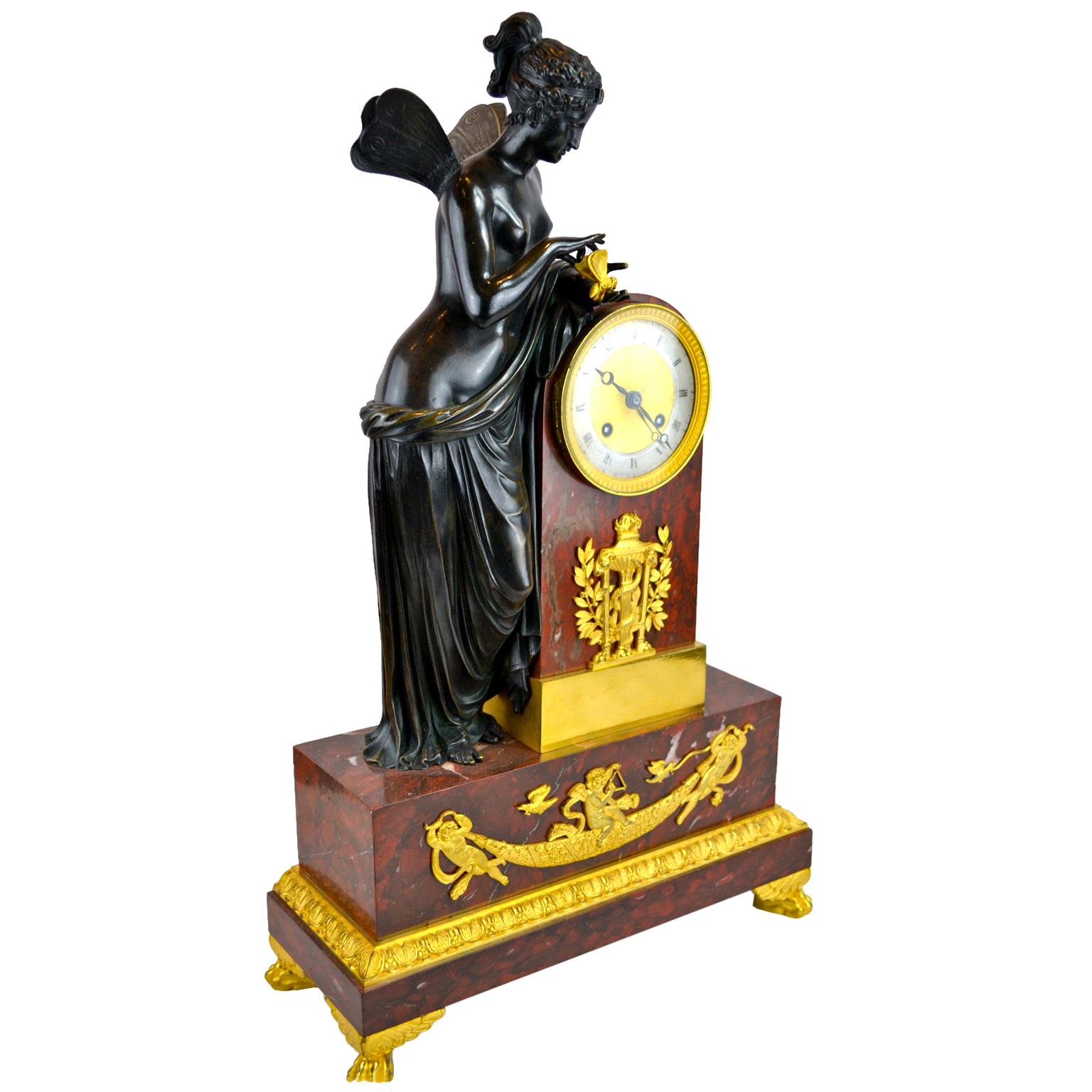 Französische Empire-Uhr im französischen Empire-Stil, Psyche, das mit einem Schmetterling spielt, nach Canova