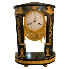Orologio francese Impero in marmo nero con montature in bronzo dorato, antico