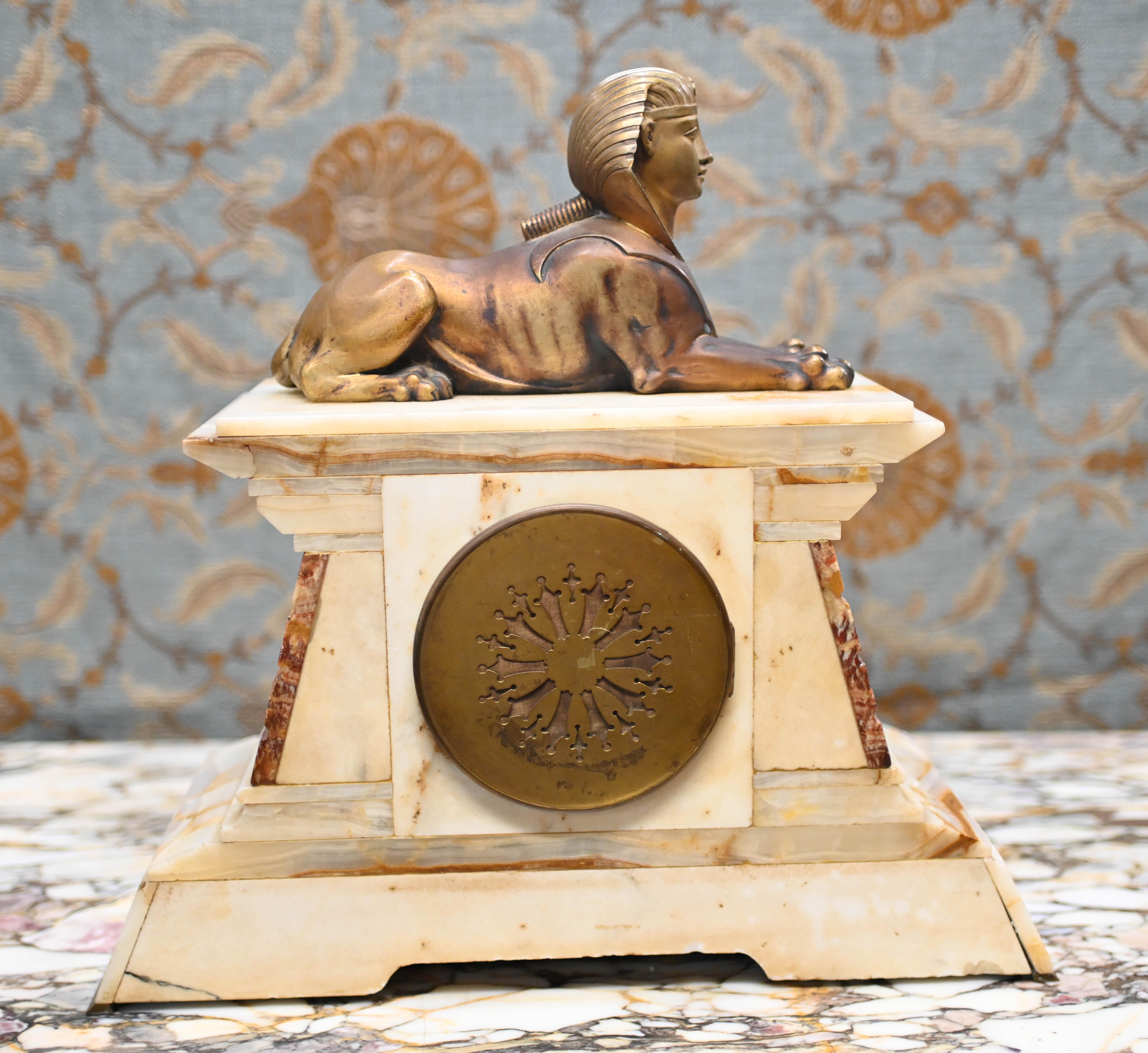 Pendule de cheminée Empire française en marbre doré Spinx de 1880 en vente 5