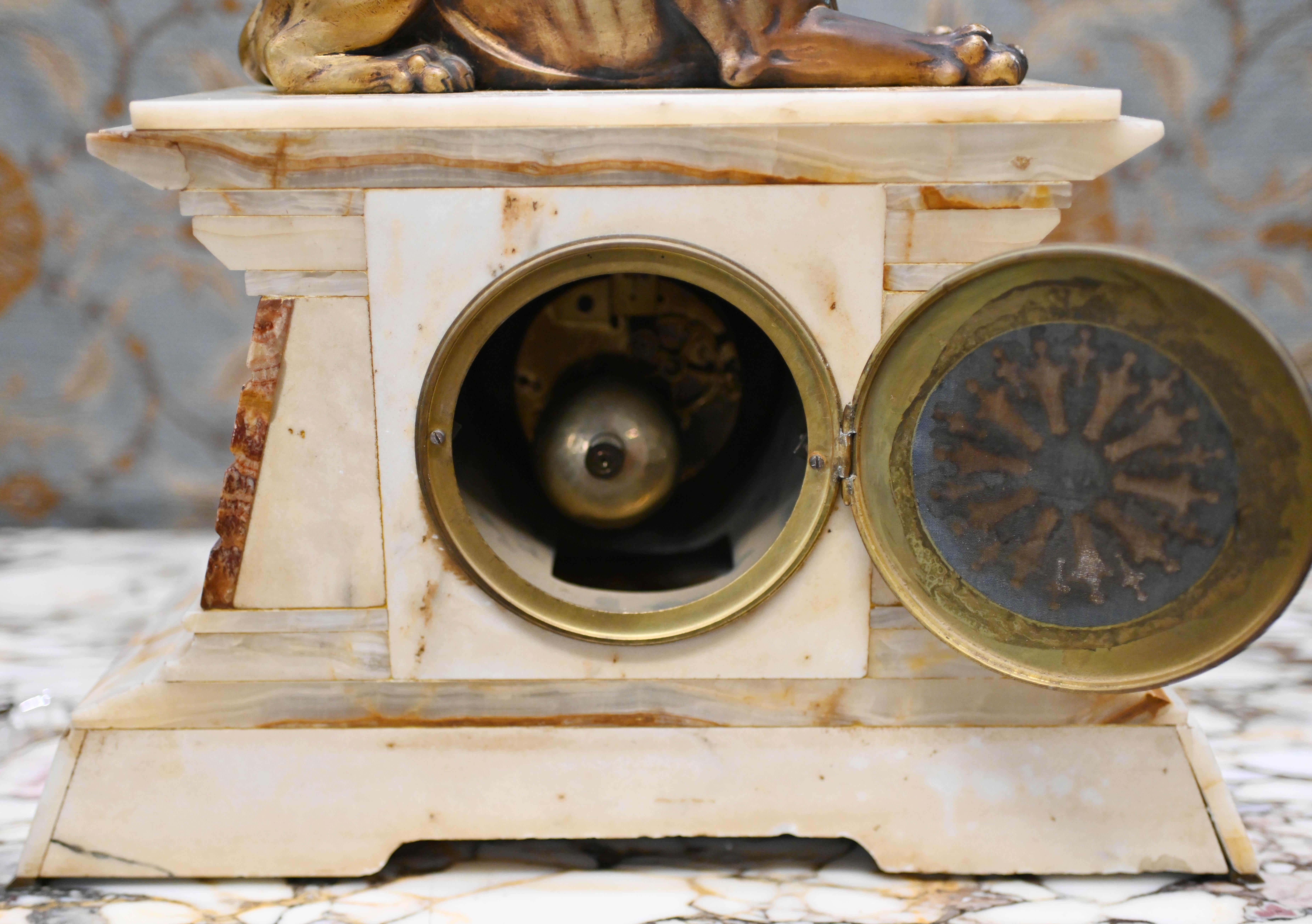 Pendule de cheminée Empire française en marbre doré Spinx de 1880 en vente 6