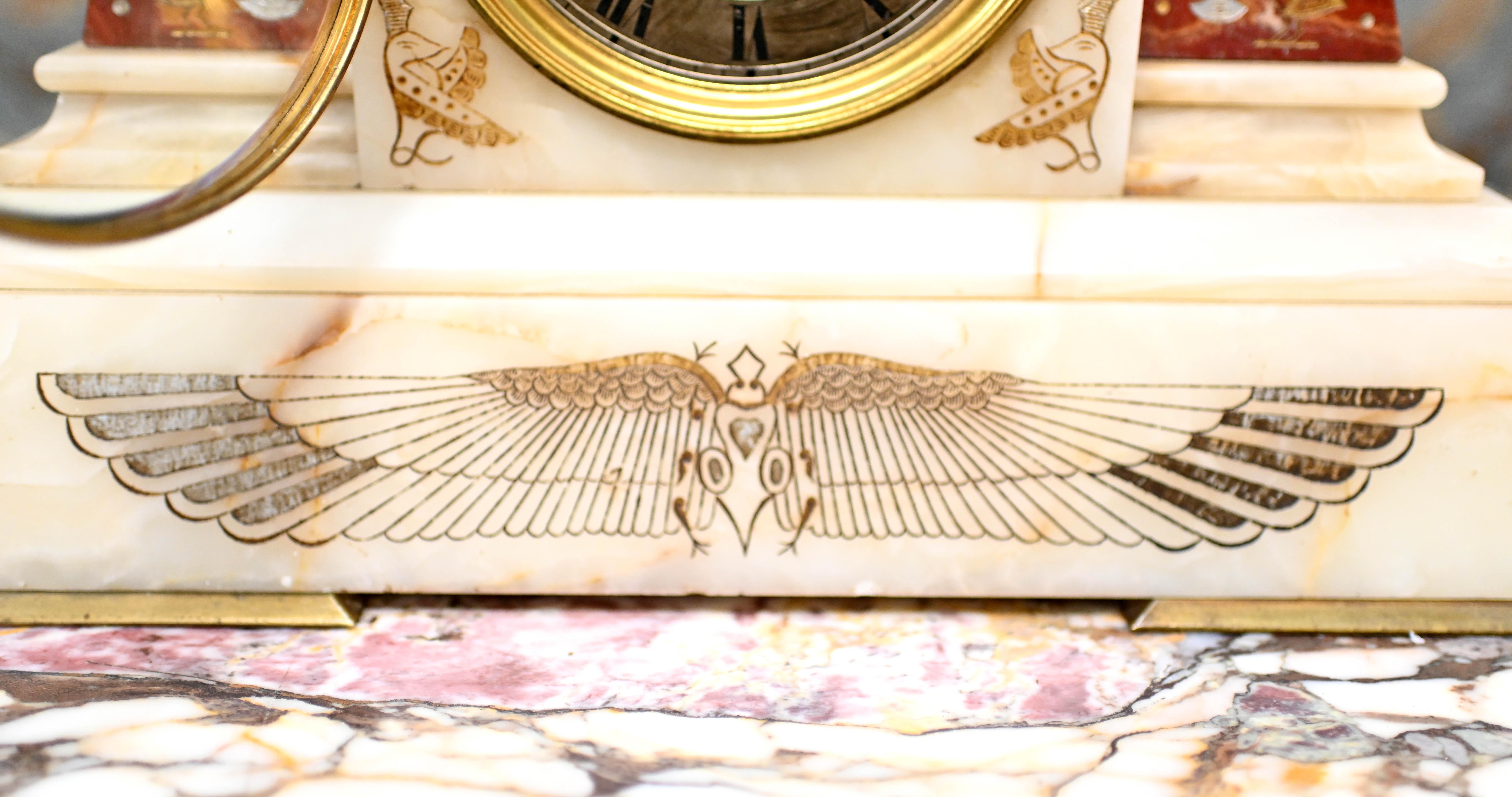 Pendule de cheminée Empire française en marbre doré Spinx de 1880 Bon état - En vente à Potters Bar, GB