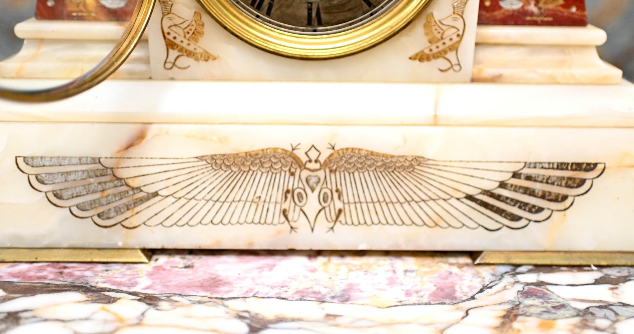 Marbre Pendule de cheminée Empire française en marbre doré Spinx de 1880 en vente