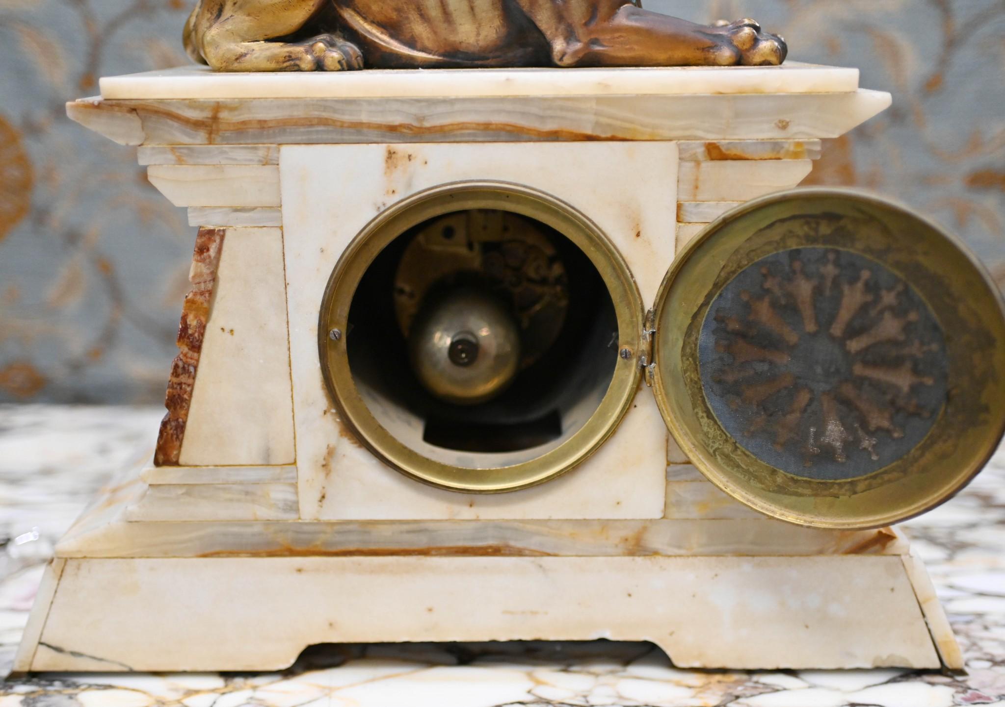 Pendule de cheminée Empire française en marbre doré Spinx de 1880 en vente 1