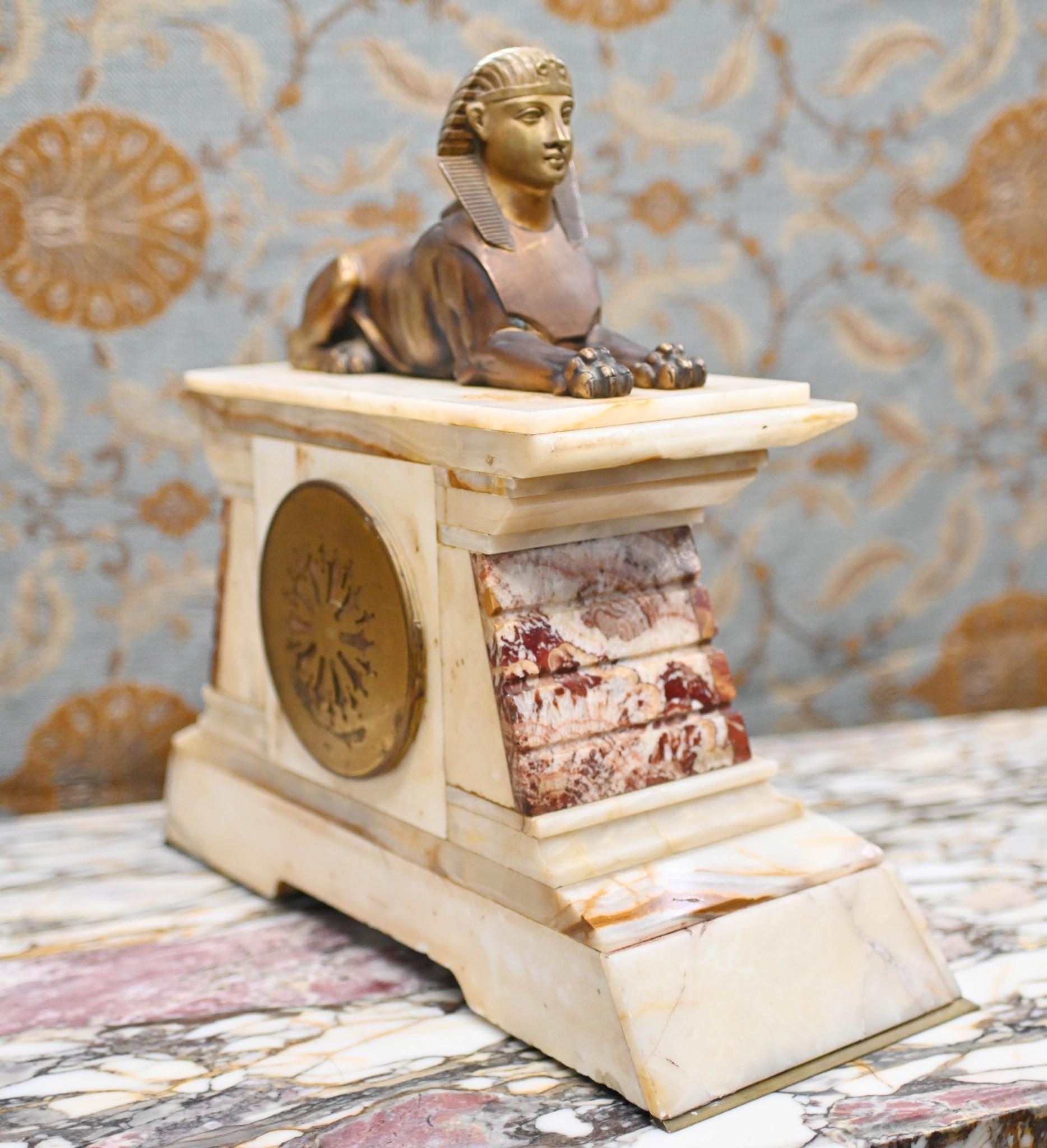 Pendule de cheminée Empire française en marbre doré Spinx de 1880 en vente 2