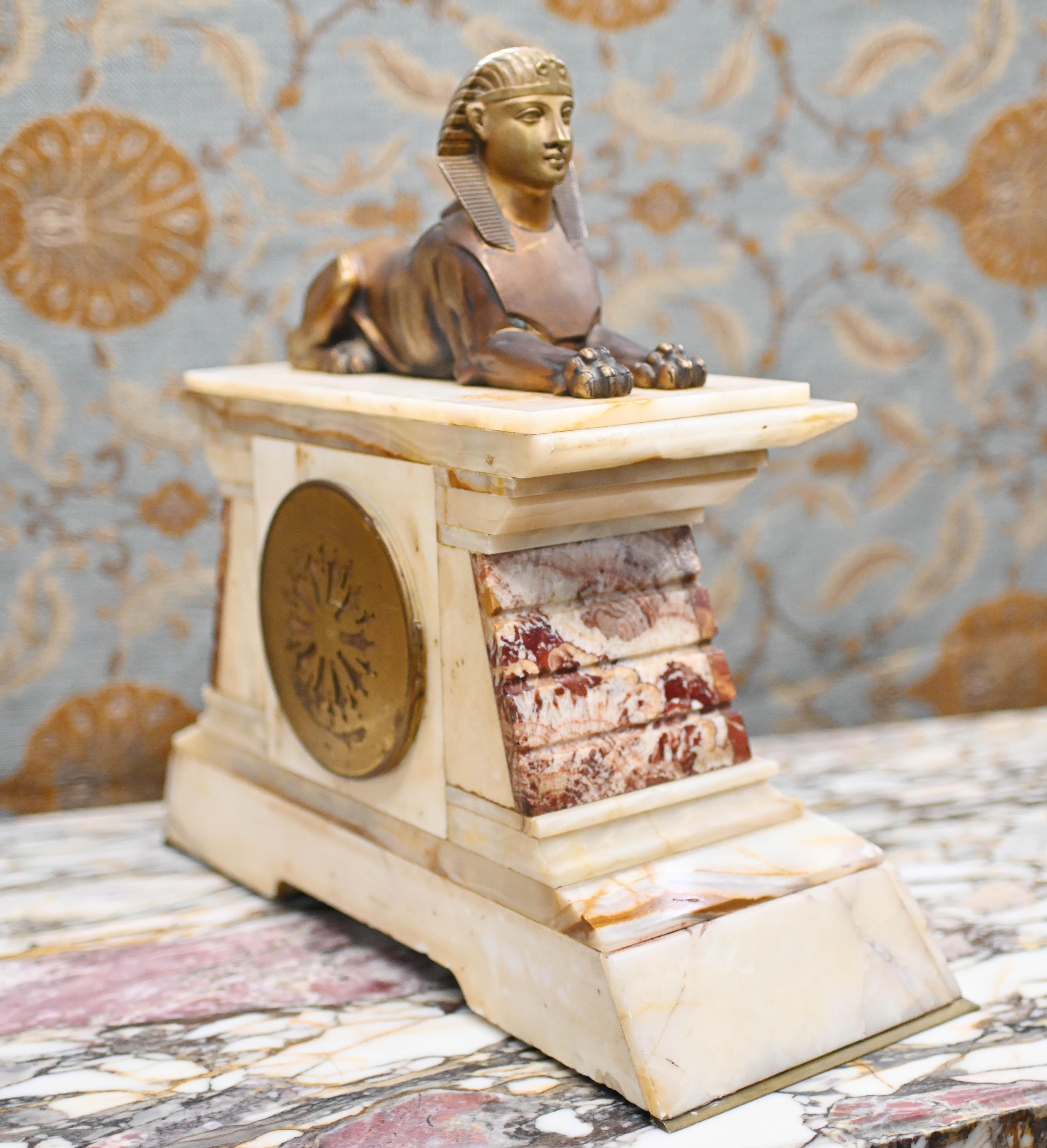 Pendule de cheminée Empire française en marbre doré Spinx de 1880 en vente 3
