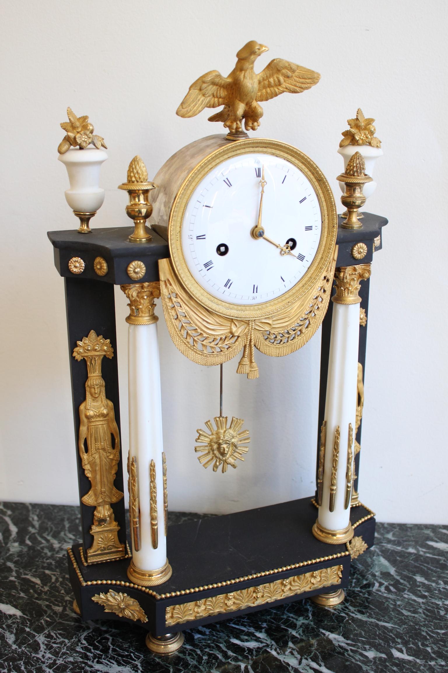 Empire clock, return from Egypt, transition Louis XVI.
Clock in white and black marble, decorated with Egyptian figures in gilded bronze, and an eagle. Columns with Corinthian capital.
In working order. Wire movement.
Dimensions: height 46cm,