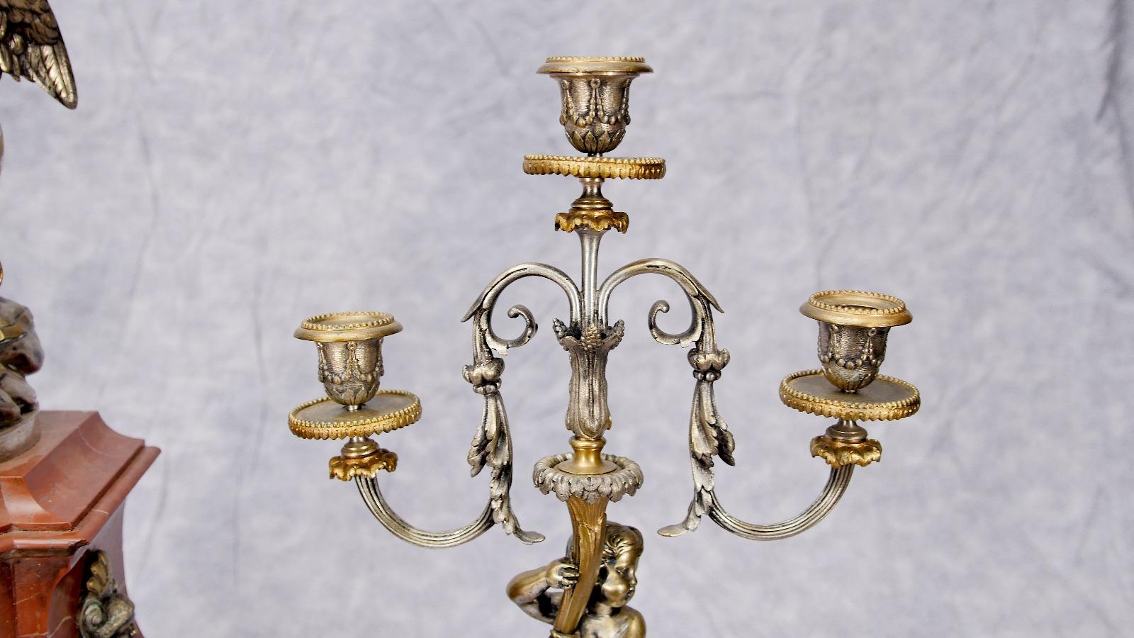 Ensemble d'horloges Empire française avec garnitures et candélabres dorés en forme de chérubin en vente 5