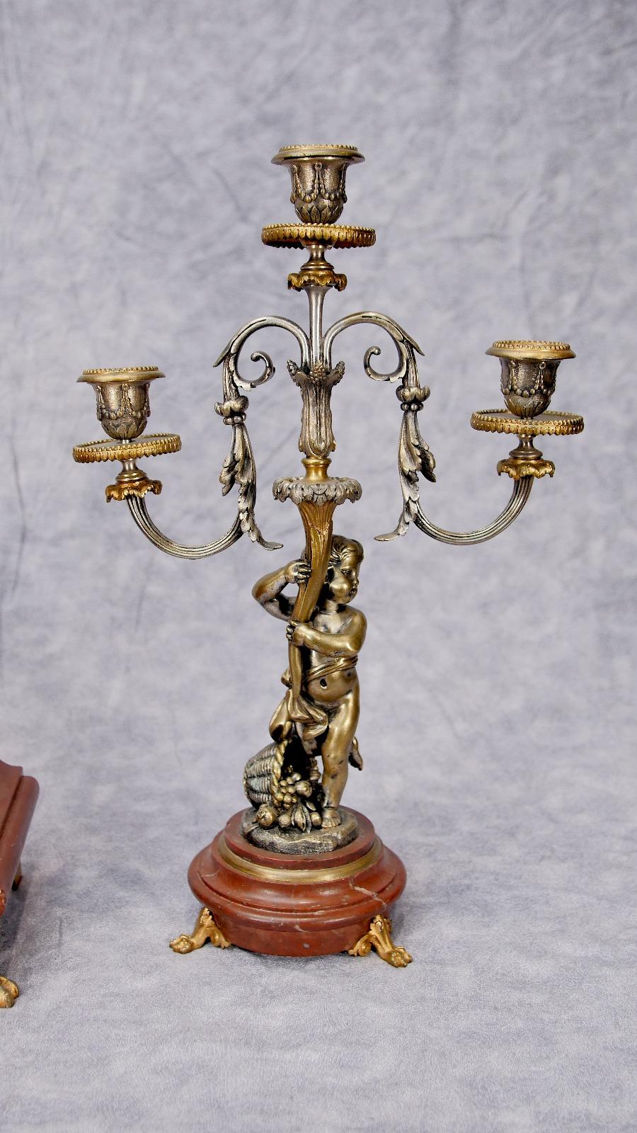 Ensemble d'horloges Empire française avec garnitures et candélabres dorés en forme de chérubin en vente 4