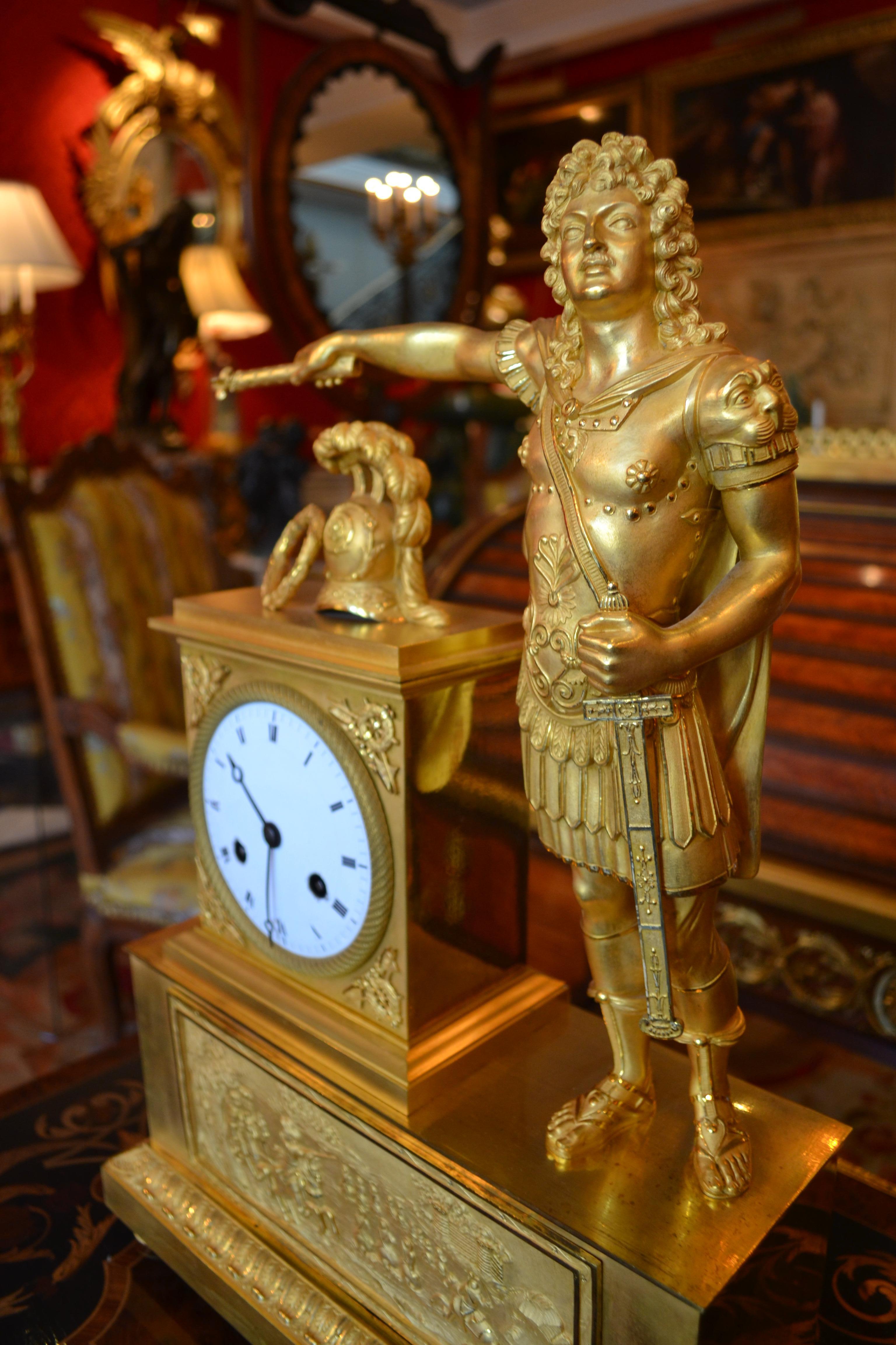 Horloge Empire française représentant Louis XVI habillé comme Caesar en vente 3