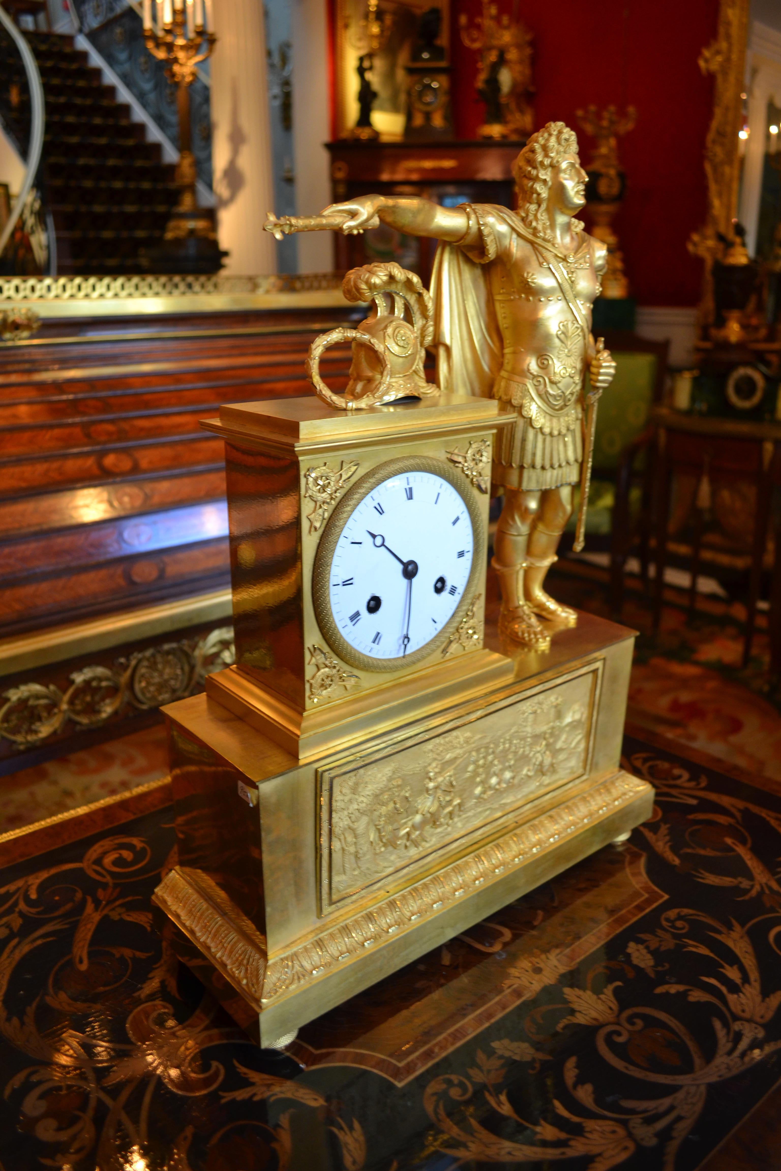 Horloge Empire française représentant Louis XVI habillé comme Caesar en vente 1