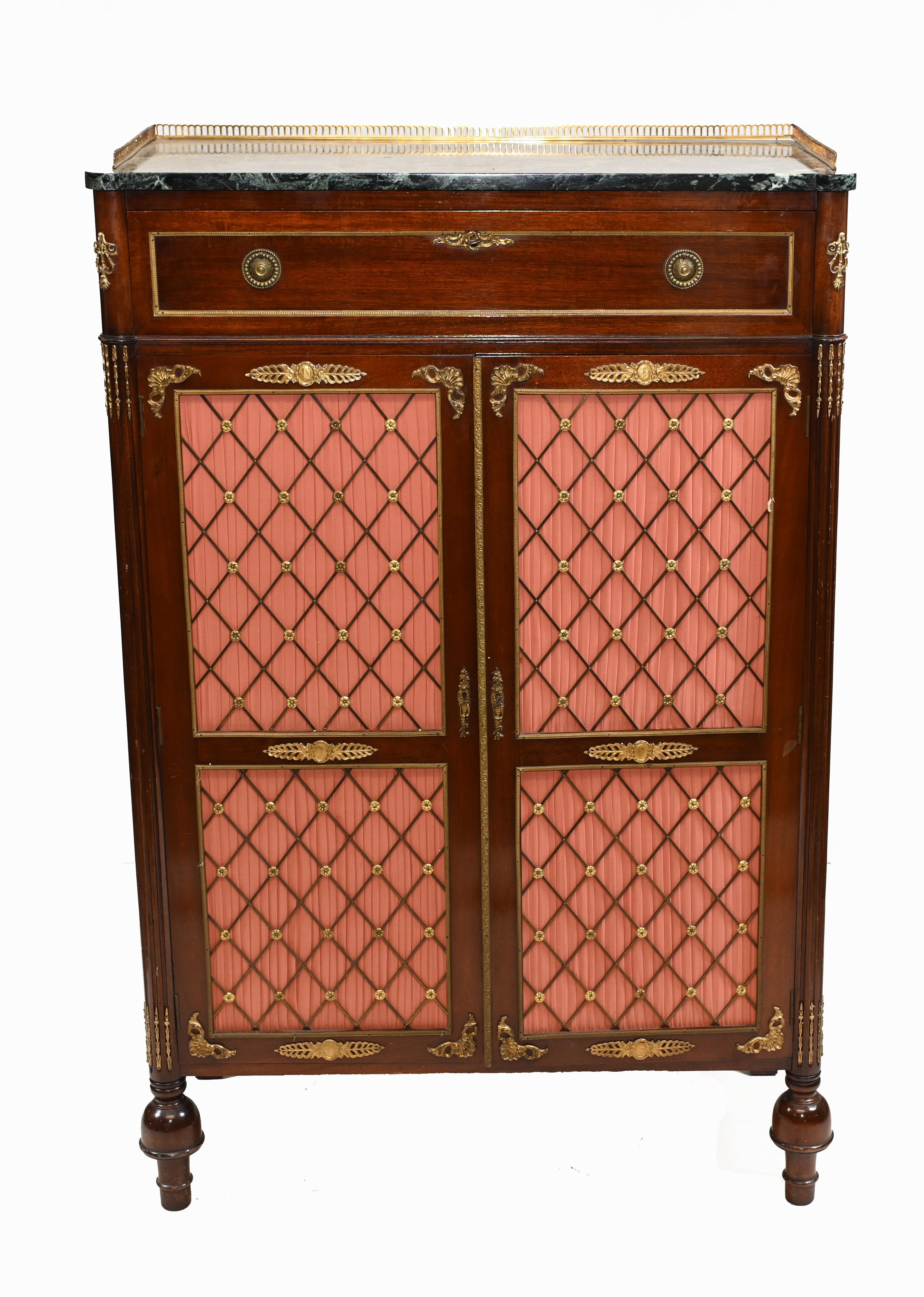 Elegant French Empire style cocktail cabinet in mahogany
Bought from a dealer on Marche Biron at the Paris antiques markets
Cocktail cabinet decorated with ormolu mounts, the doors with original diamond pattern bronze design
Circa 1890
Some of