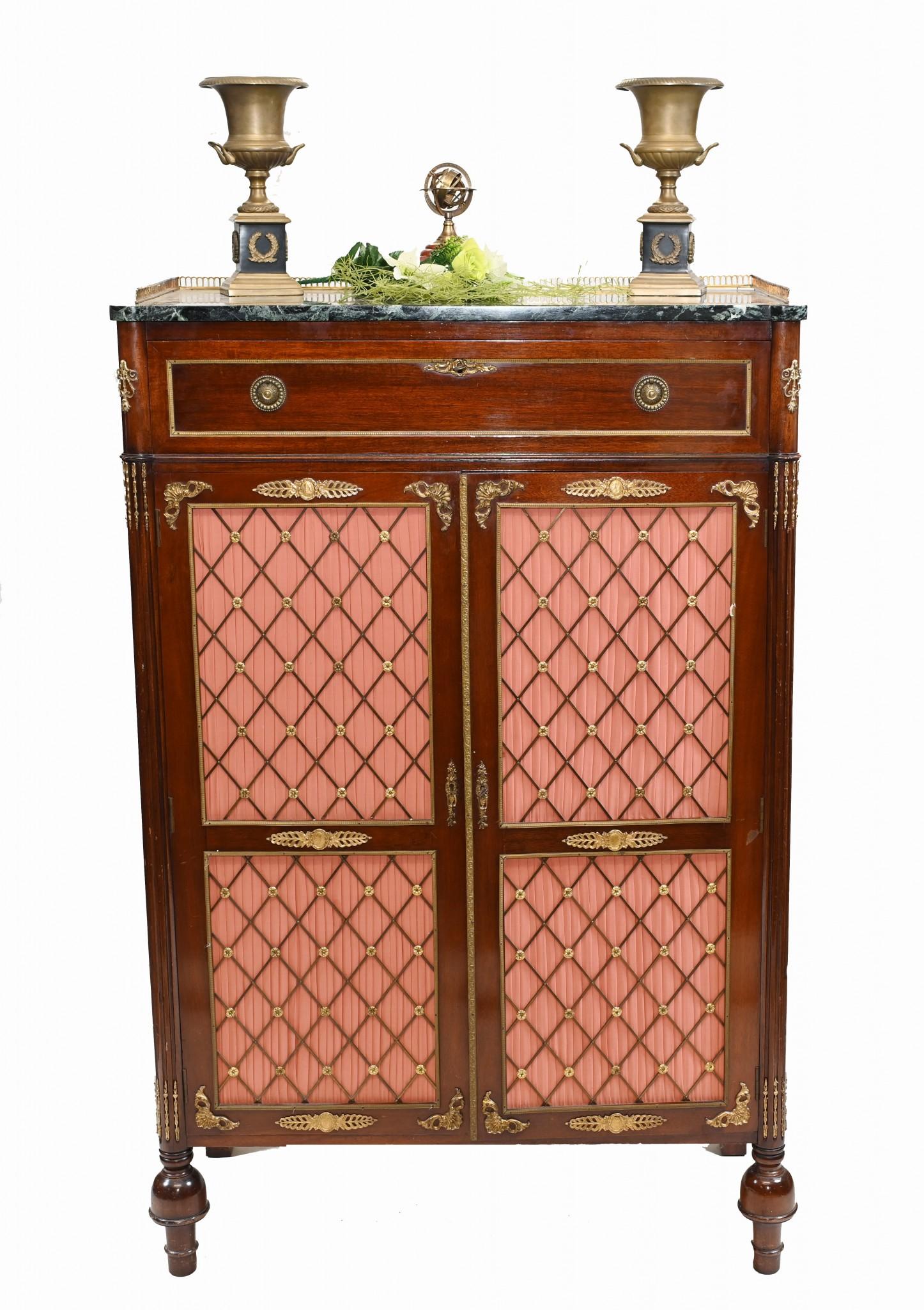 Elegant French Empire style cocktail cabinet in mahogany
Bought from a dealer on Marche Biron at the Paris antiques markets
Cocktail cabinet decorated with ormolu mounts, the doors with original diamond pattern bronze design
Circa 1890
Some of our