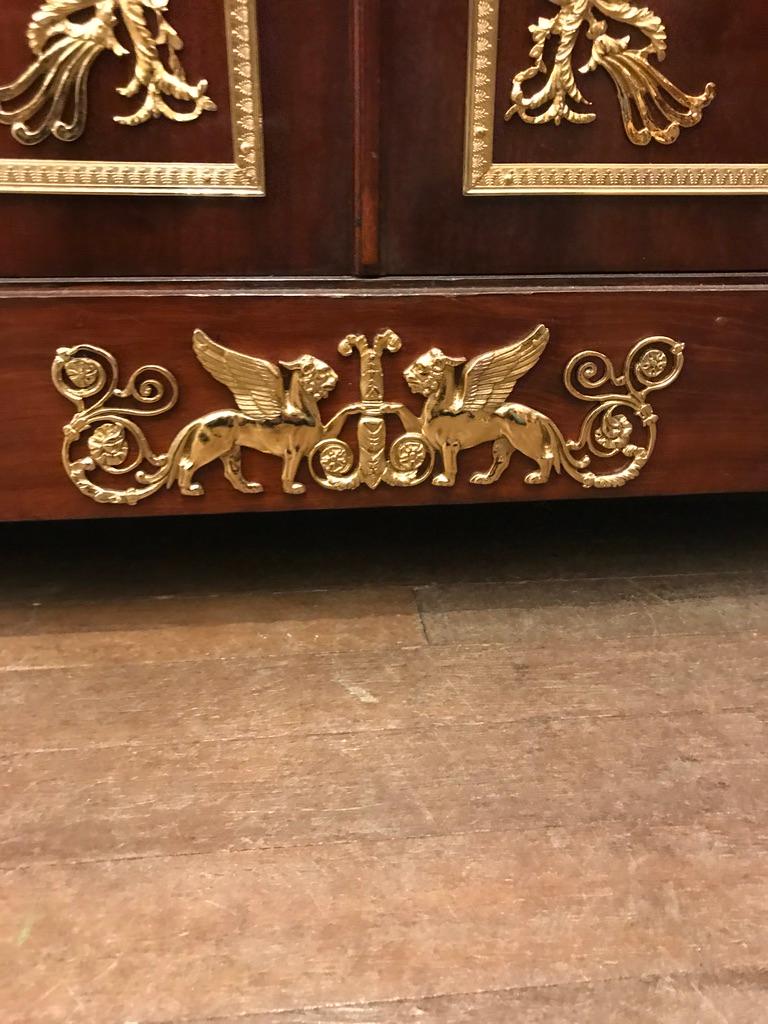 Commode in mogano Impero francese del XIX secolo In condizioni buone in vendita a Southall, GB