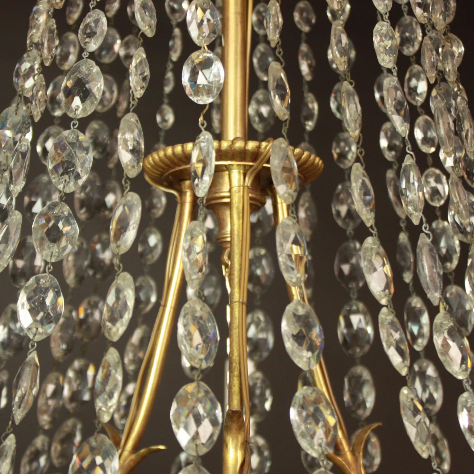 Araña de cristal tallado y cesta de bronce dorado francesa de principios del siglo XIX, estilo Imperio en venta 6