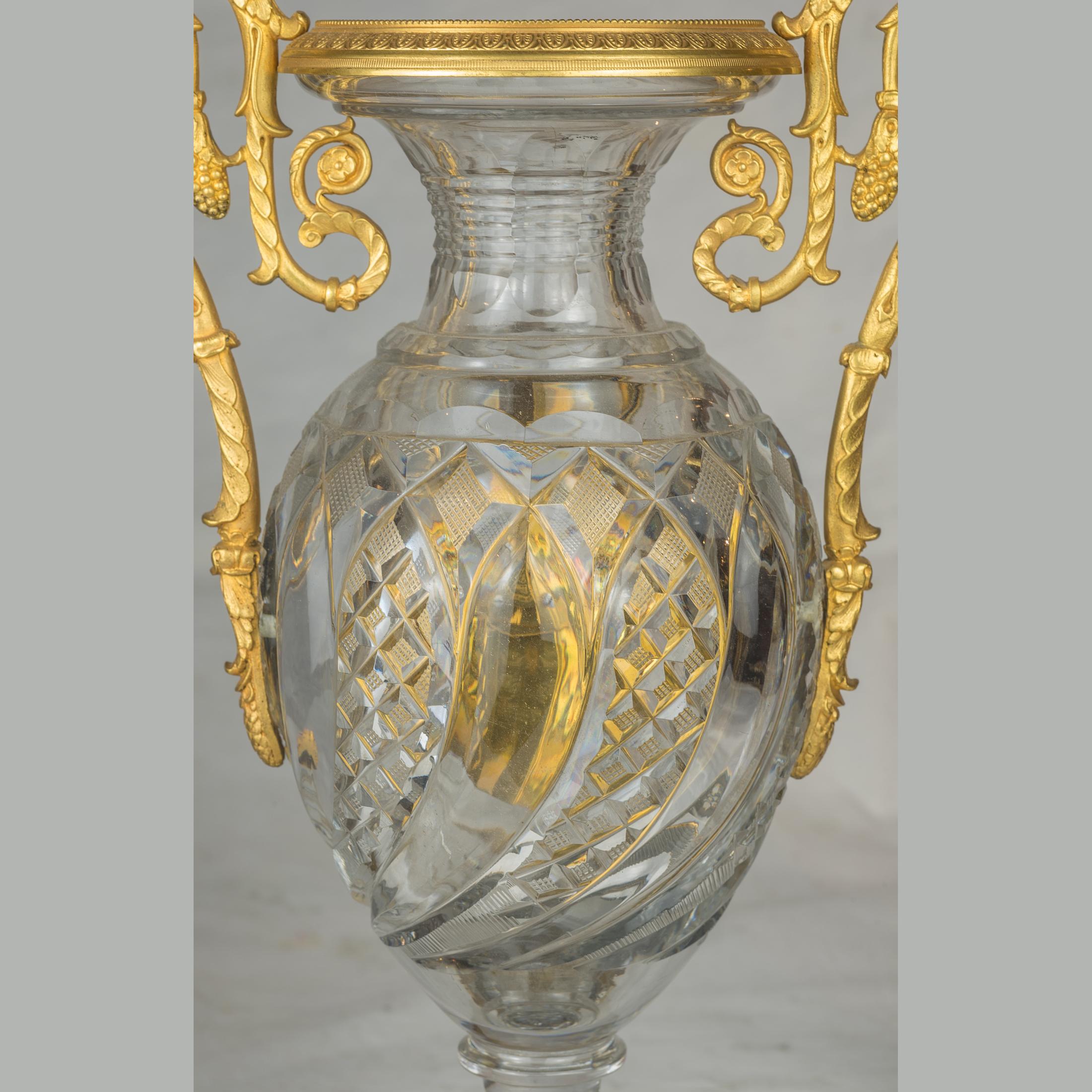 Französische Empireuhr aus geschliffenem Kristall und Ormolu Medici (19. Jahrhundert) im Angebot