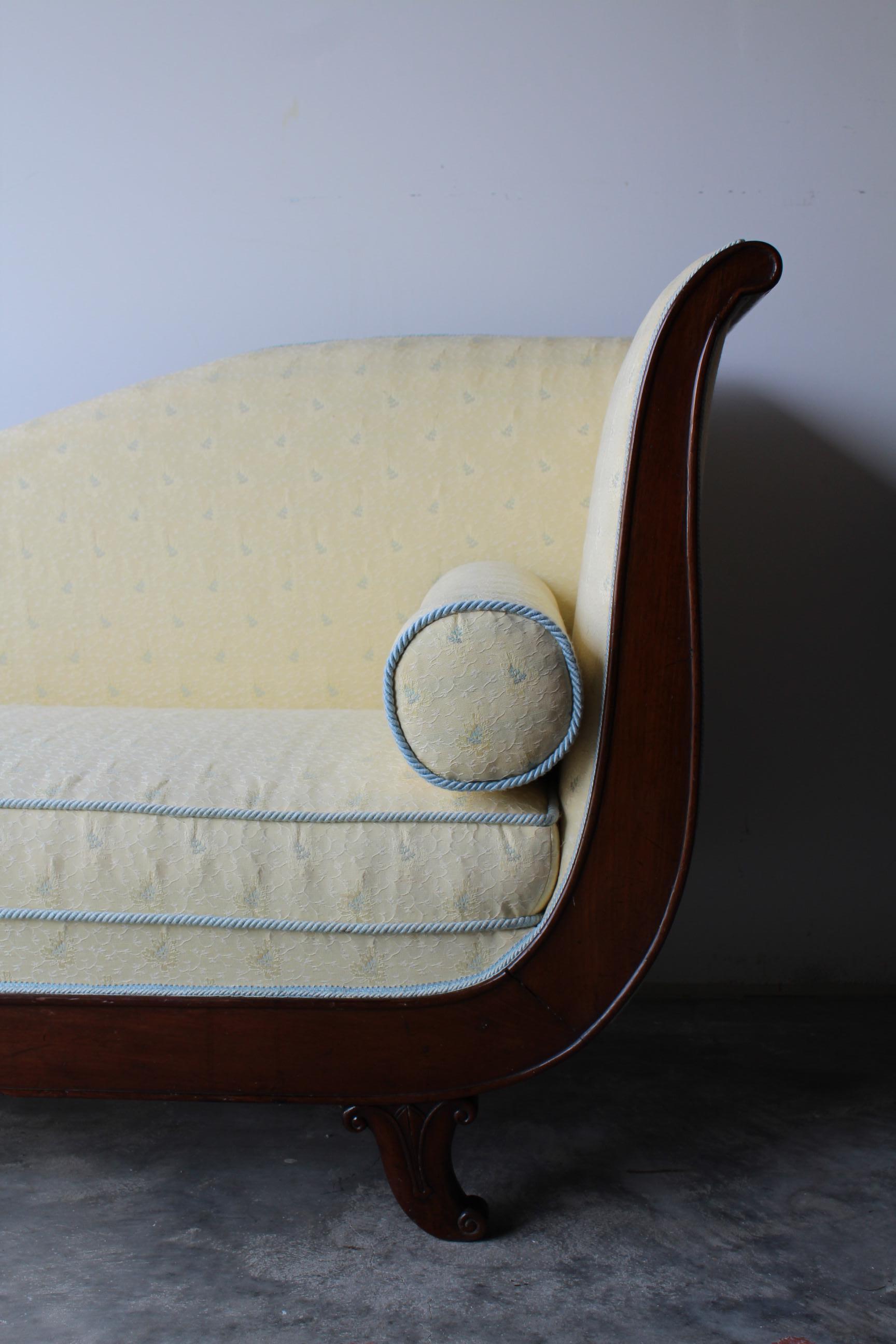 Very elegant rest bed (Recamier in French) made at the end of Empire with a mahogany frame resting on four short feet. Recently entirely reupholstered (in Paris) with all sides and seat covered with a Pierre Frey fabric in pale yellow spotted with