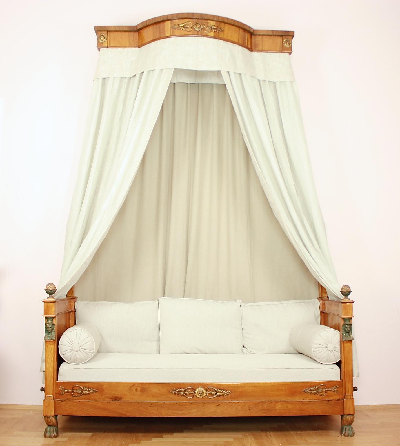 French Empire Egyptian Revival Daybed with Demilune Canopy, circa 1815

A rare Empire daybed à 'l'Égyptienne