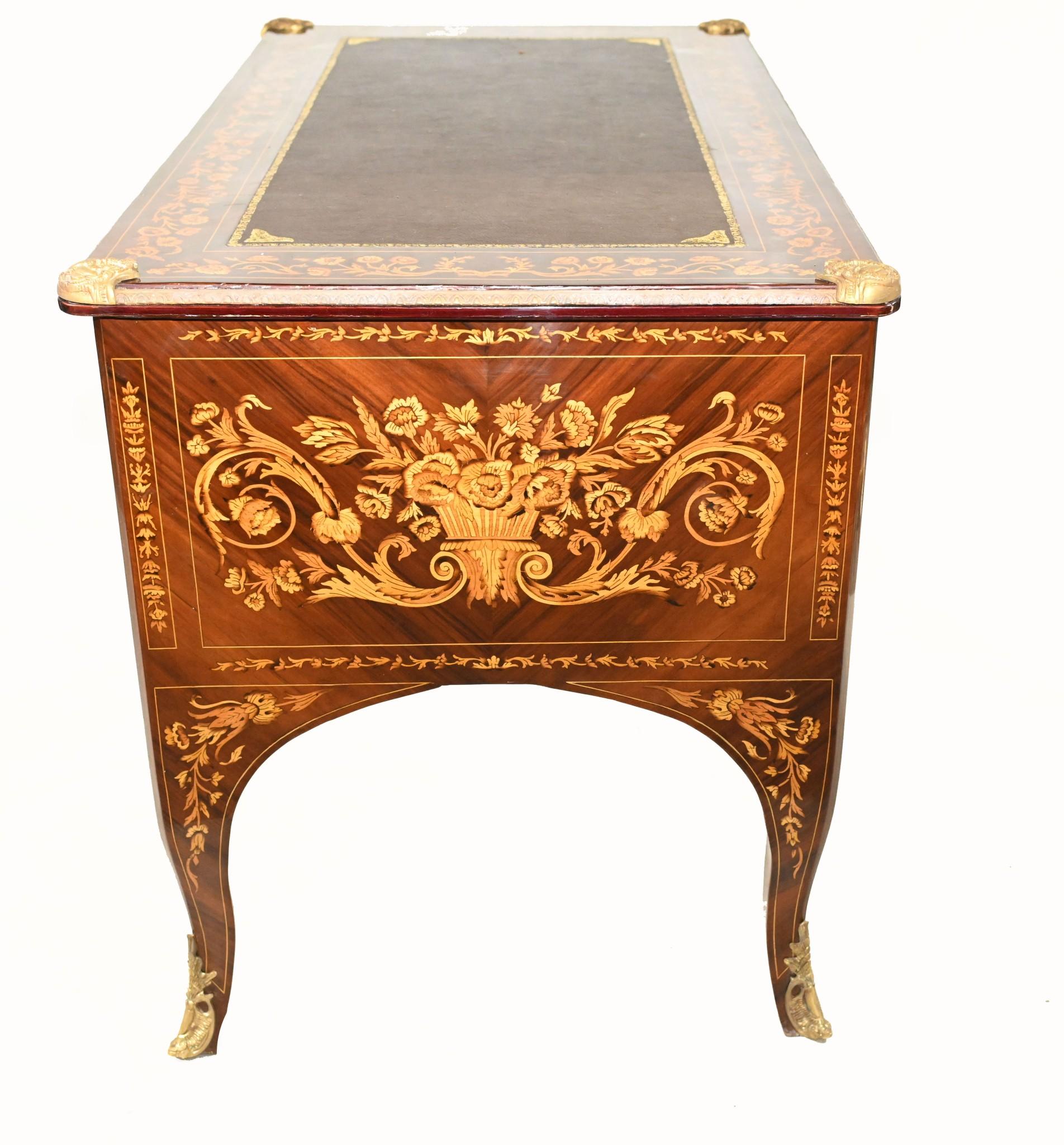 Wunderschöner Knielochschreibtisch im französischen Empire-Stil
Französischer Schreibtisch aus Königsholz mit französischer Intarsienarbeit 
Ich hoffe, die Fotos werden der üppigen und detaillierten Intarsie gerecht.
Schreibfläche aus grünem