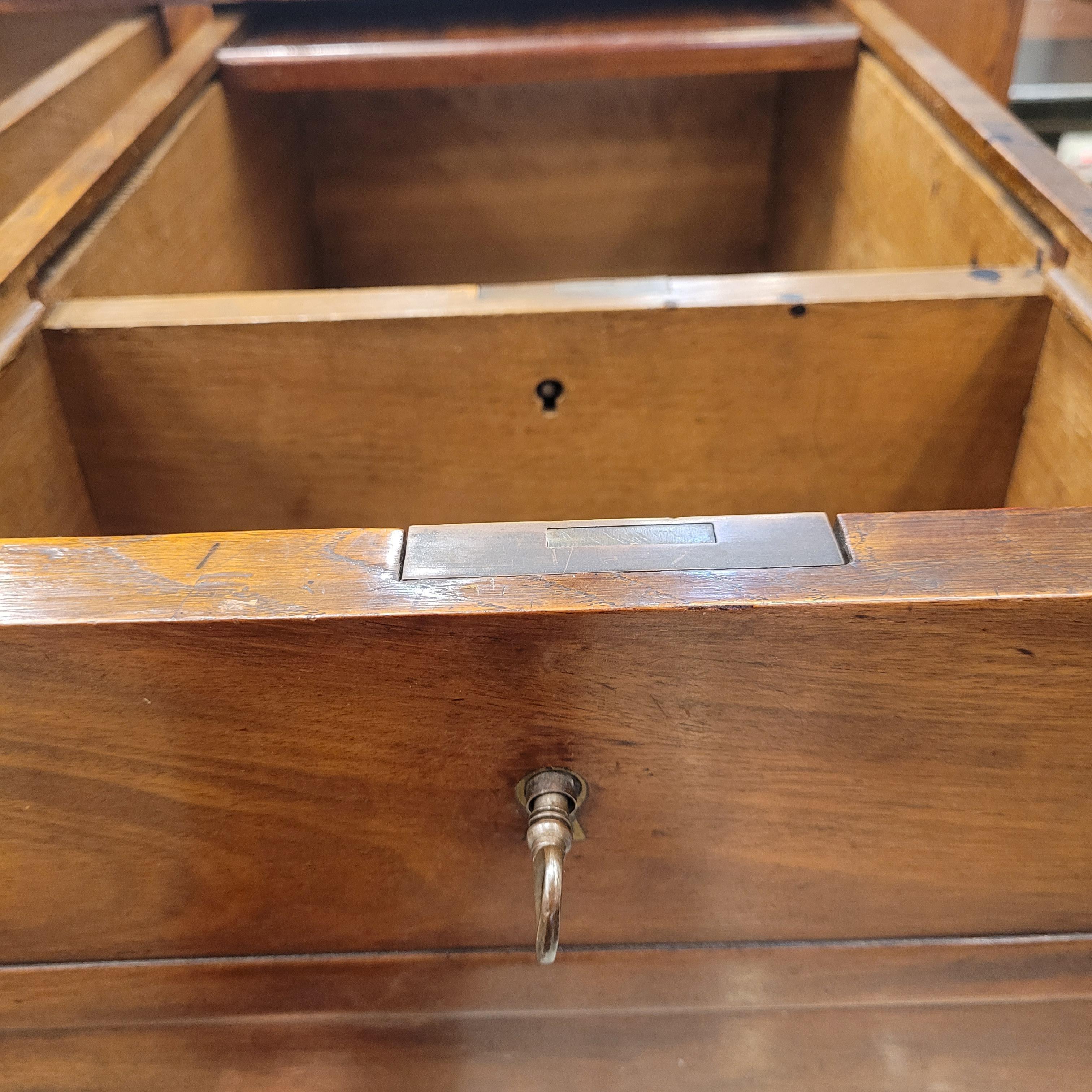 Escritorio Imperio Francés mesa de trabajo, madera ,  ormolu , Bureau Plat en venta 9