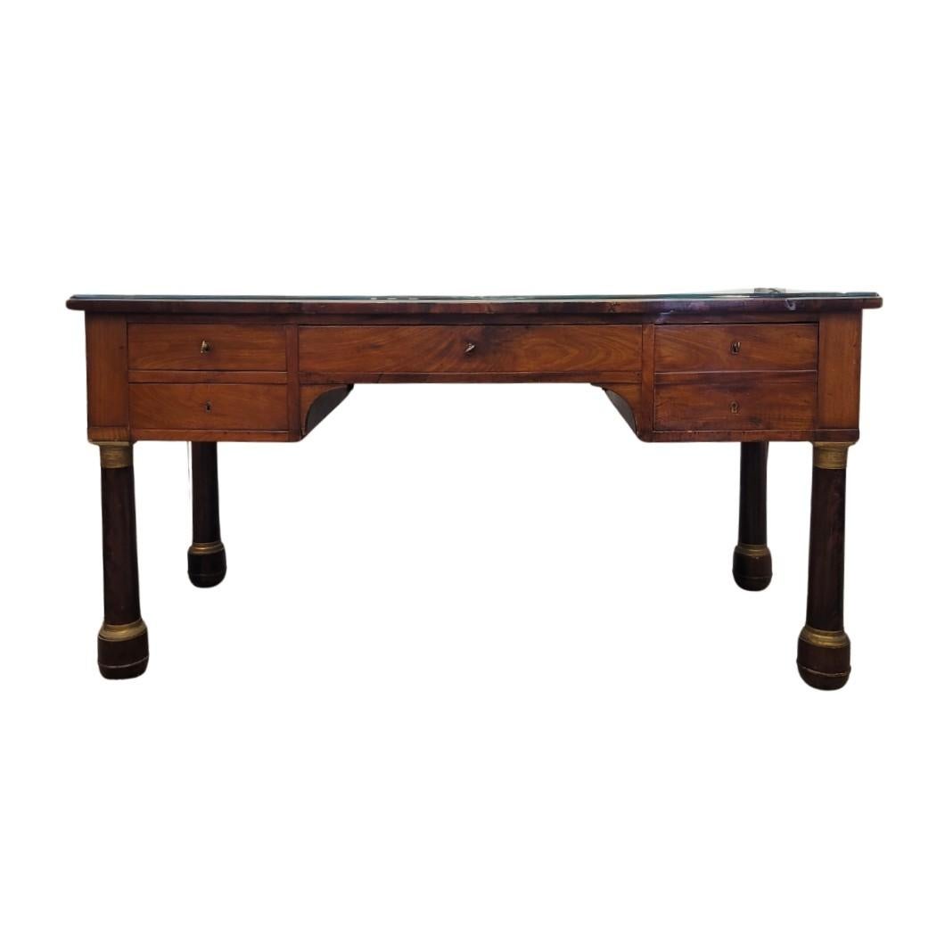 Único en su especie y asombroso Escritorio o bureau plat francés Imperio grande con tapa de cuero negro repujado, monturas de bronce dore, patas de columna y  cinco .cajones.
Espectacular mesa de trabajo francesa, Francia del Bajo Imperio, hacia