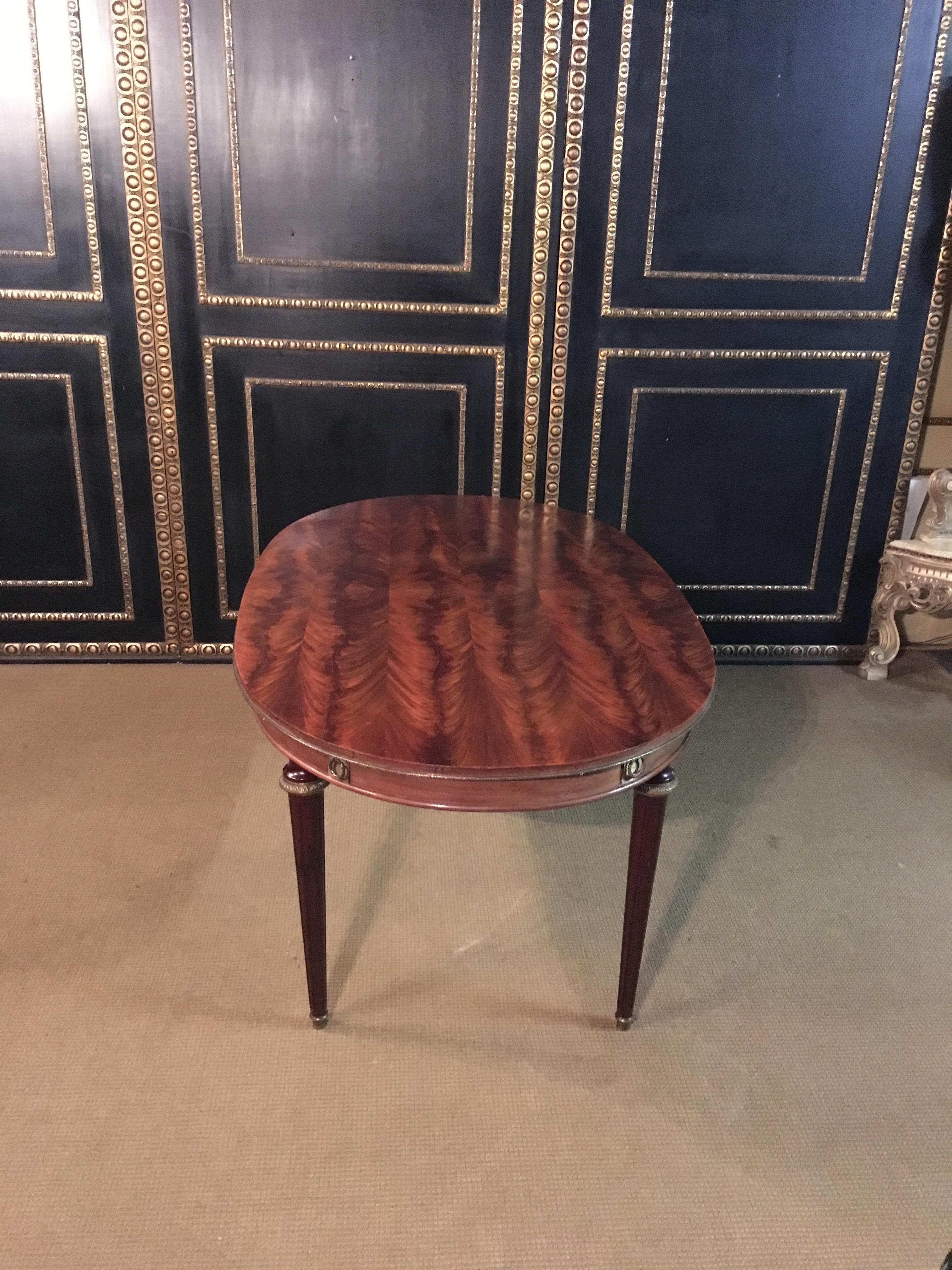 Beautiful dining table in Empire style.
High quality pyramid mahogany stands on 4 high legs with bronze fittings.
Extendable pieces of wood on the side to take the table, plates missing.
