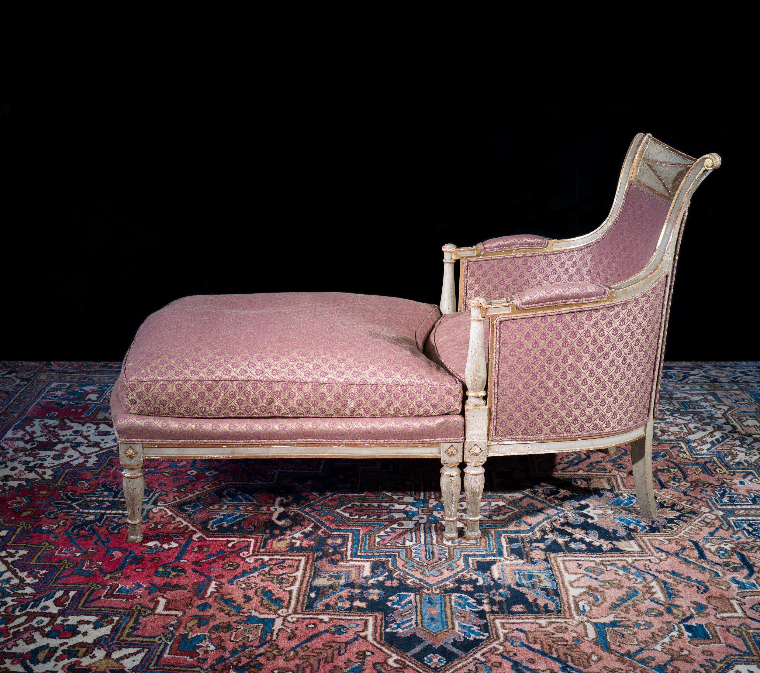 Eine feine frühen neunzehnten Jahrhunderts Französisch Empire Periode duchesse brisée Sessel mit begleitenden Fußhocker. Dieses Set ist in der Originalfarbe mit aufgesetzten vergoldeten Highlights. Die zurückhaltende Form entspricht dem neuen