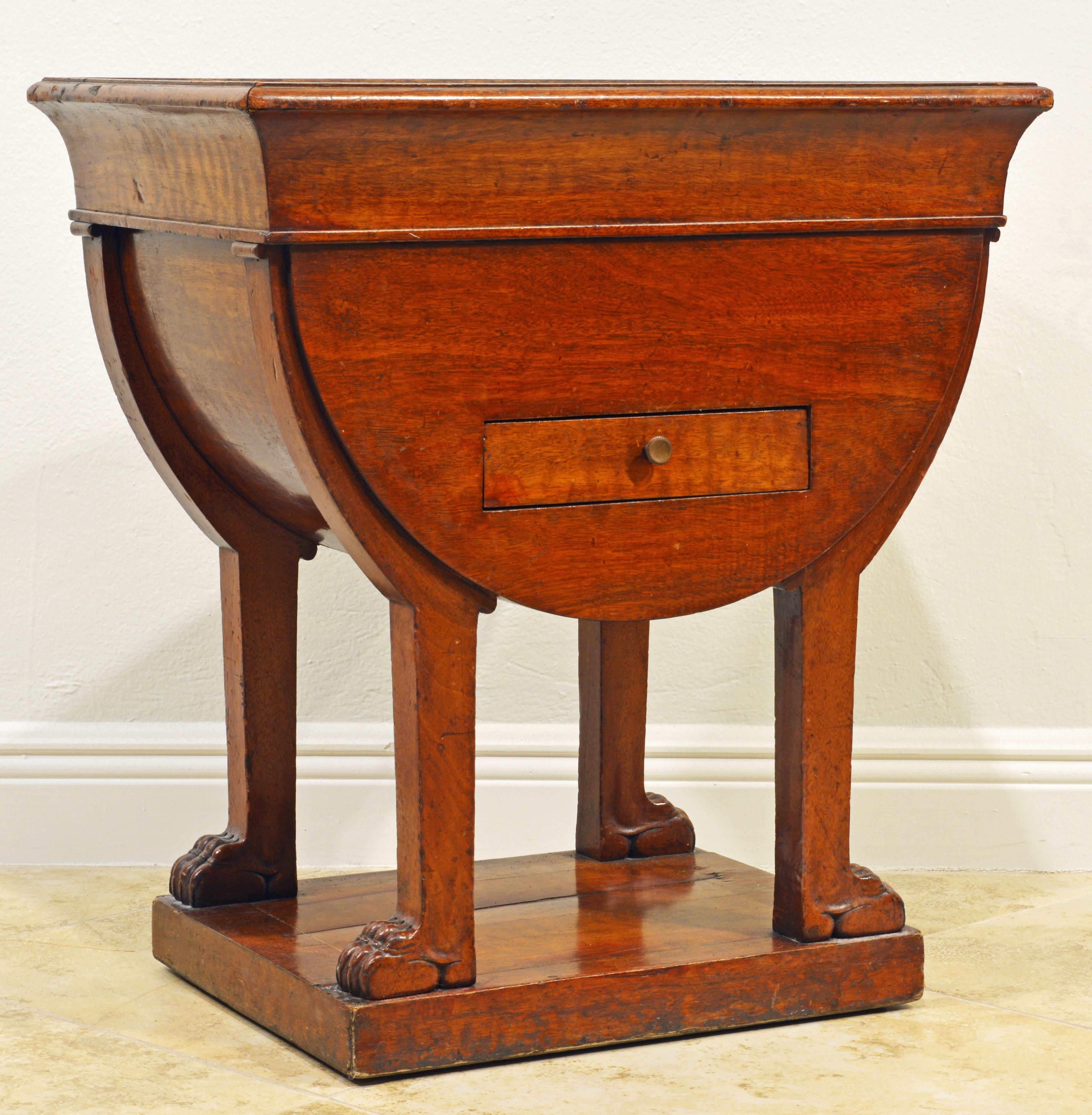 This is a rare French Empire mahogany planter fashioned in the Egyptian taste which became so popular after Napoleon I conquests in Egypt. The planter features none of the usual bronze mounts and likely dates to around 1820. It is lined with a metal