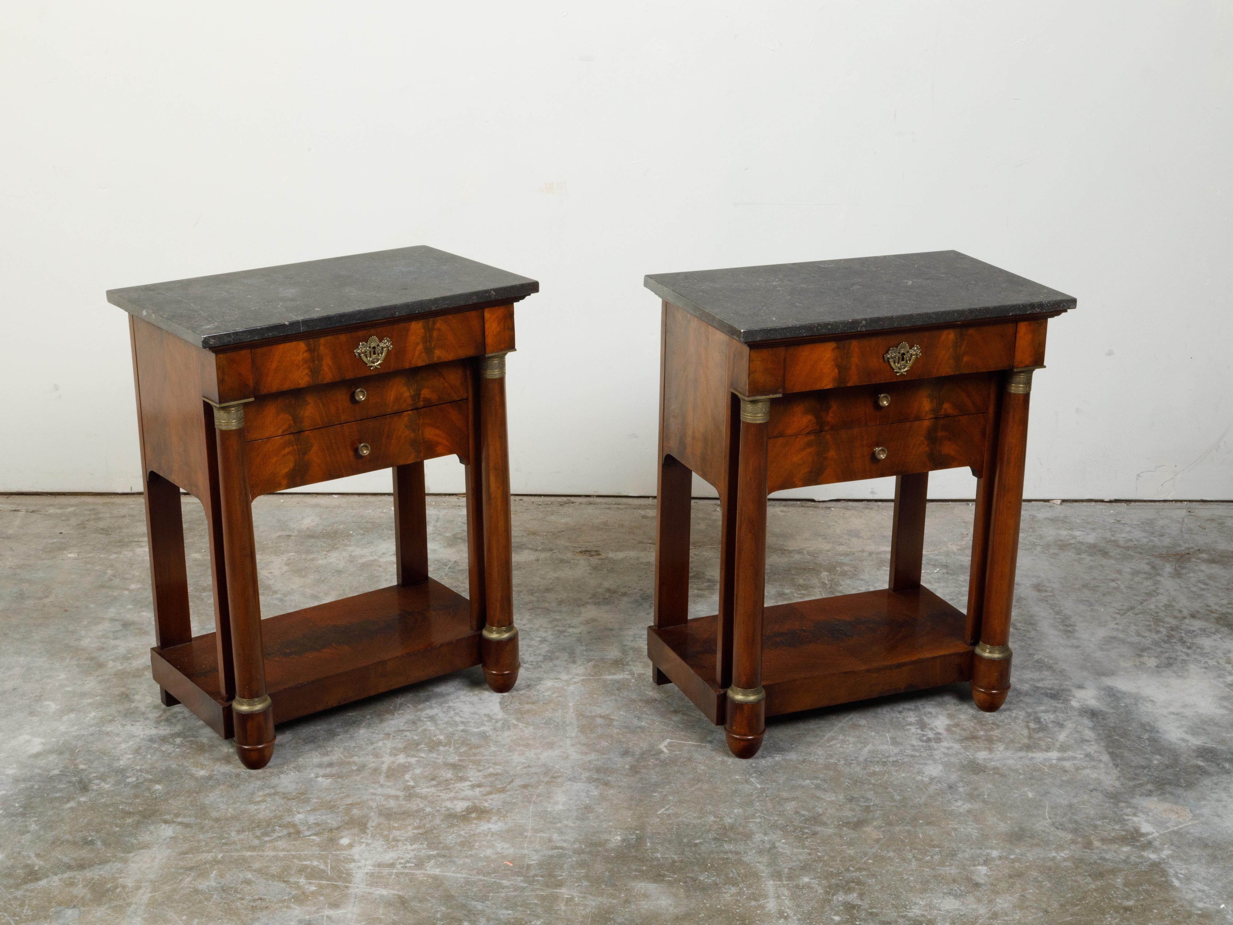 Francese Tavoli da console in noce impero francese del primo Ottocento con piani in marmo grigio in vendita