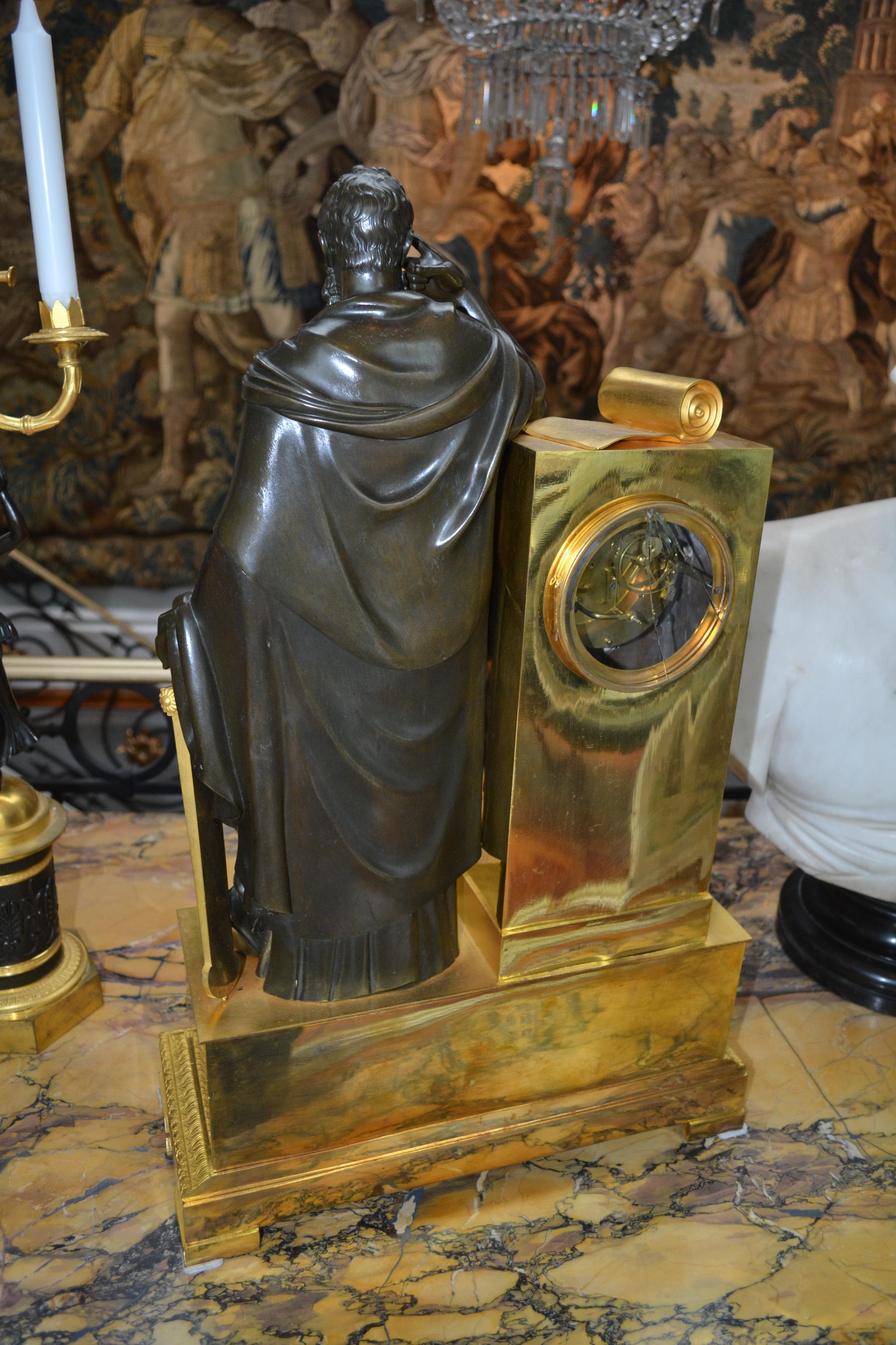  Horloge Empire française en bronze représentant une allégorie de la prudence ou de la sagesse en vente 3