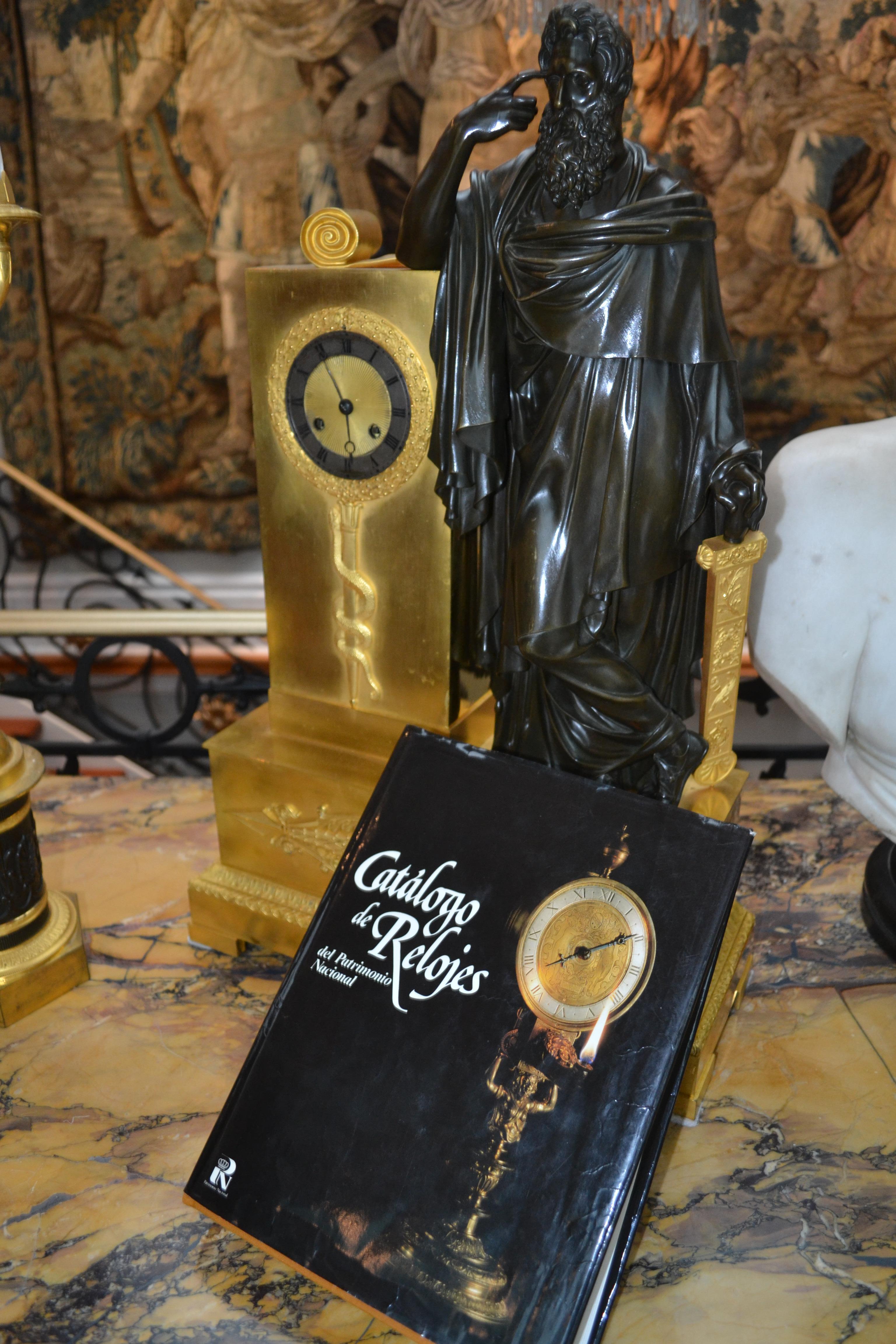  Horloge Empire française en bronze représentant une allégorie de la prudence ou de la sagesse en vente 11