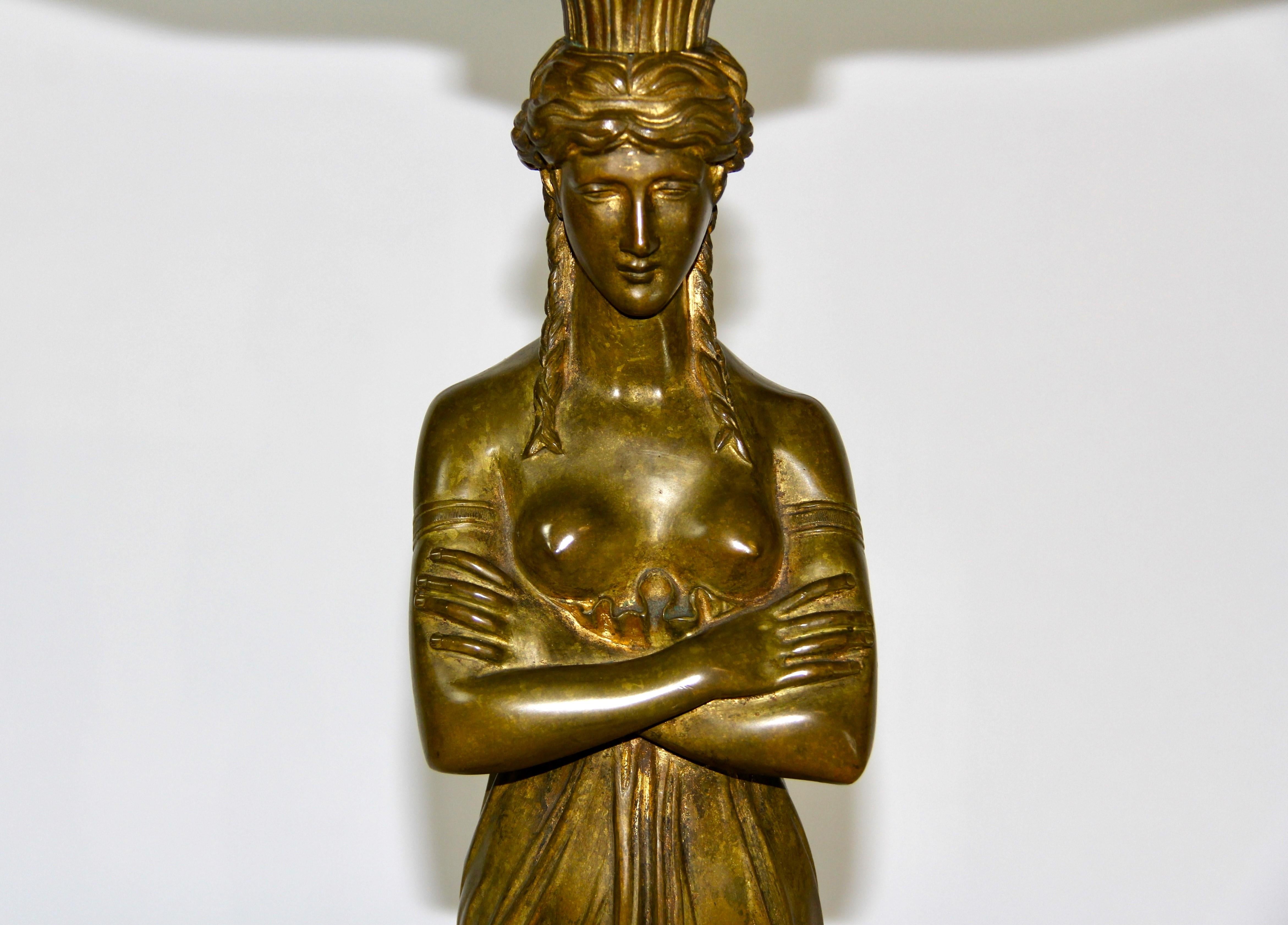 Guéridon en bronze figuratif Empire français avec plateau en Pietra Dore en vente 3