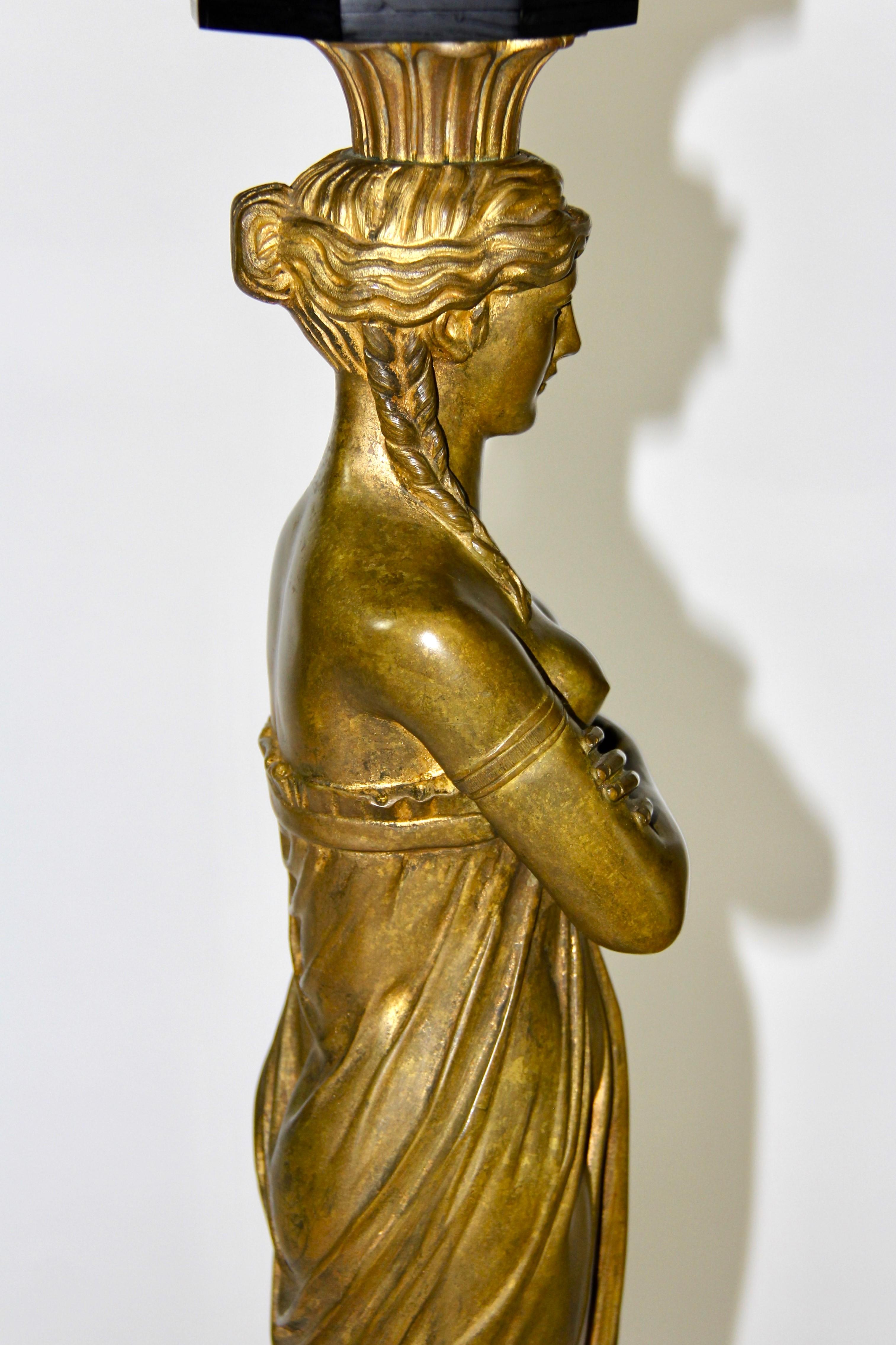Guéridon en bronze figuratif Empire français avec plateau en Pietra Dore en vente 4