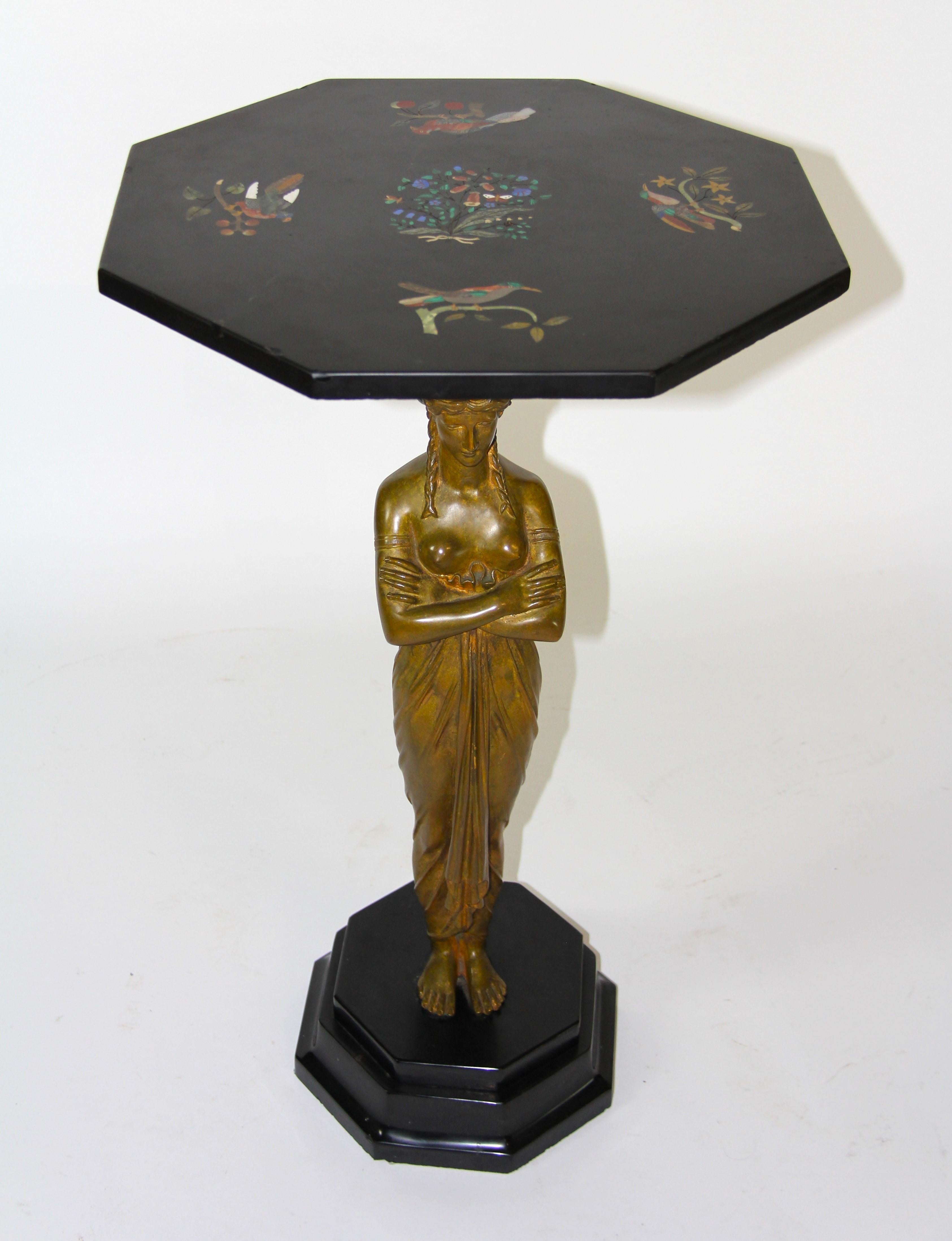 Table de guéridon à plateau en pietra dura de style Empire français du XIXe siècle, avec base de vierge en bronze doré.  Cette table présente un support de cariatide en bronze doré et un plateau octogonal en pietra dura. La base représente une