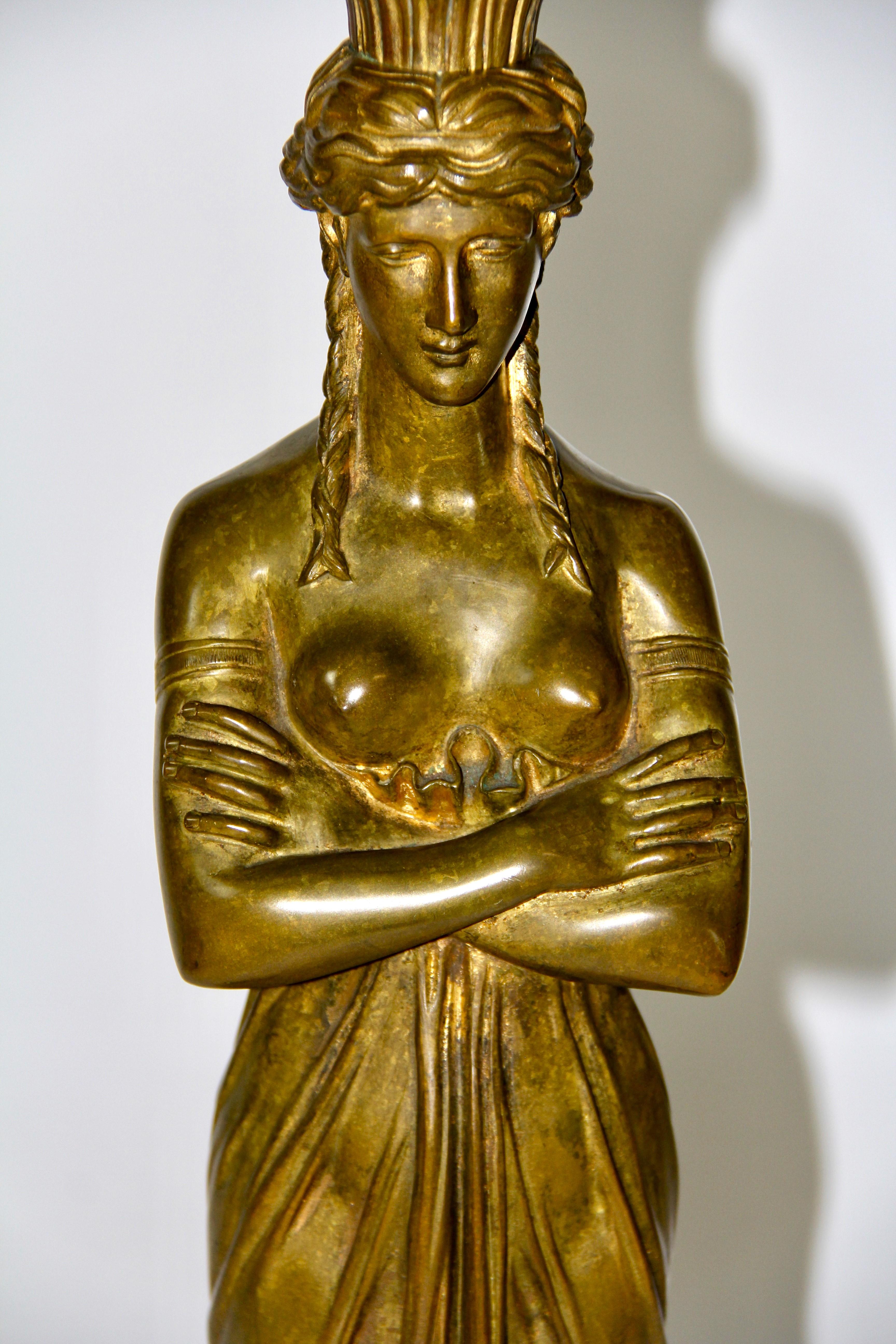 Guéridon en bronze figuratif Empire français avec plateau en Pietra Dore en vente 1