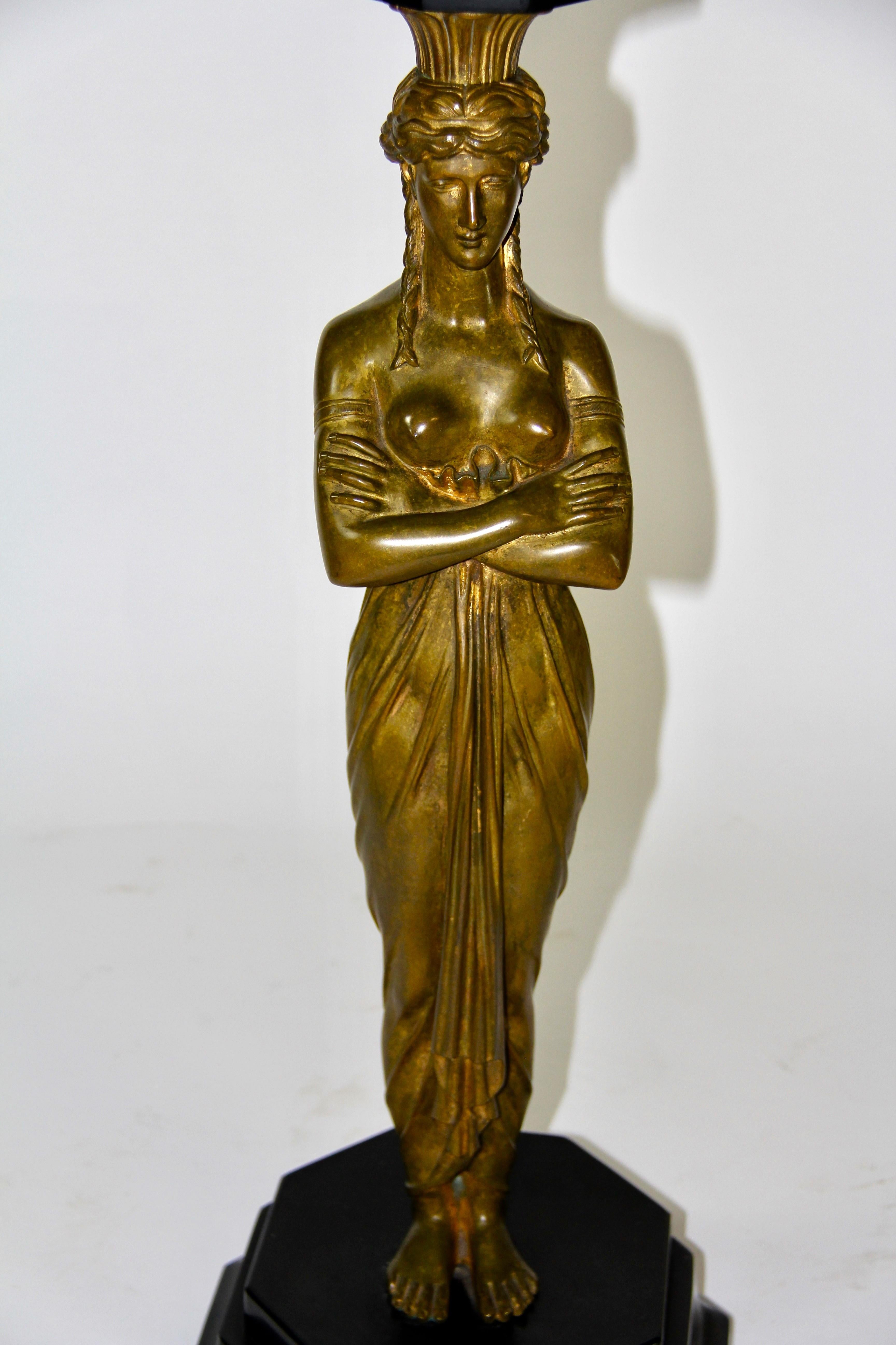 Guéridon en bronze figuratif Empire français avec plateau en Pietra Dore en vente 2