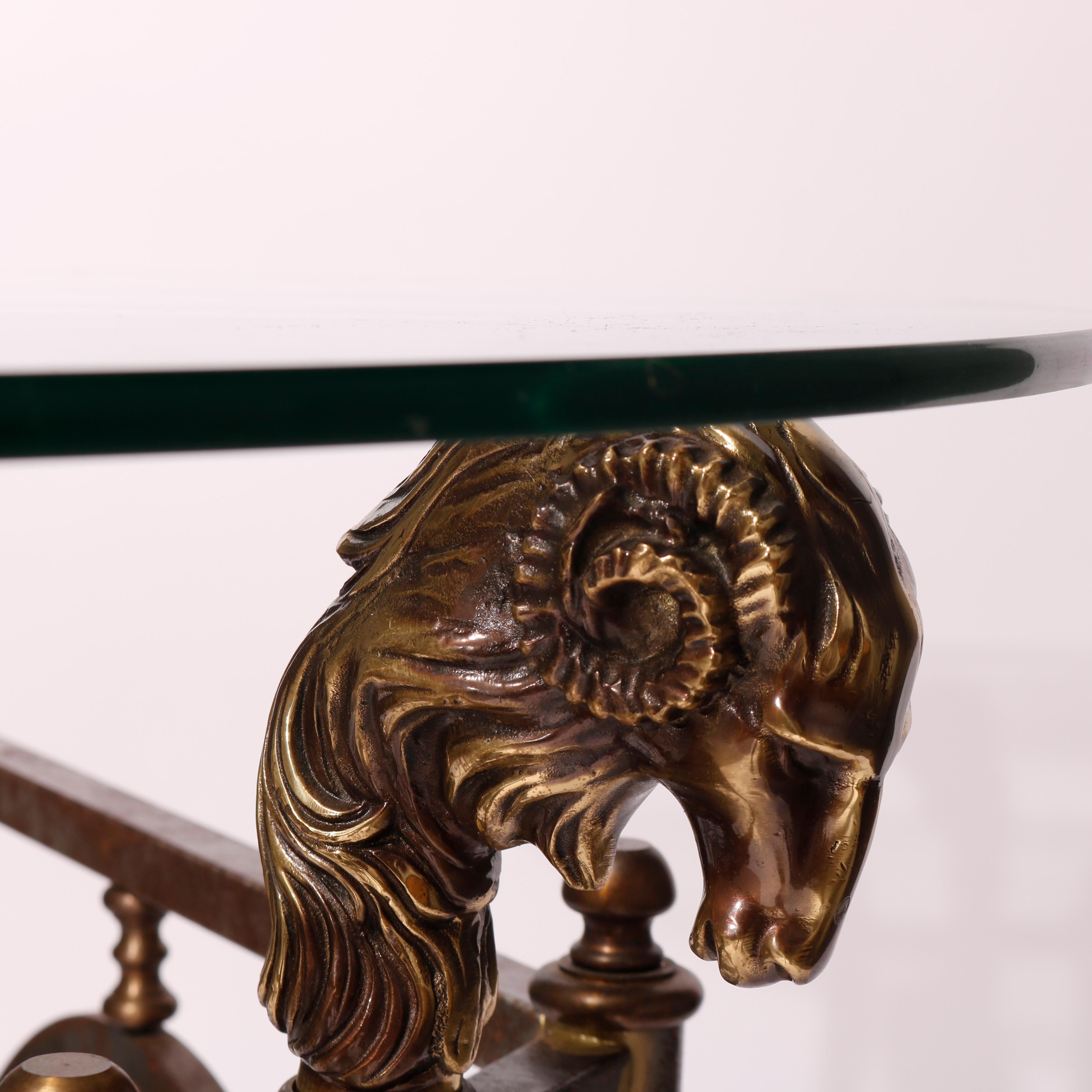 Table centrale Empire française figurative en métal bronzé et verre avec têtes de béliers 20ème siècle Bon état - En vente à Big Flats, NY