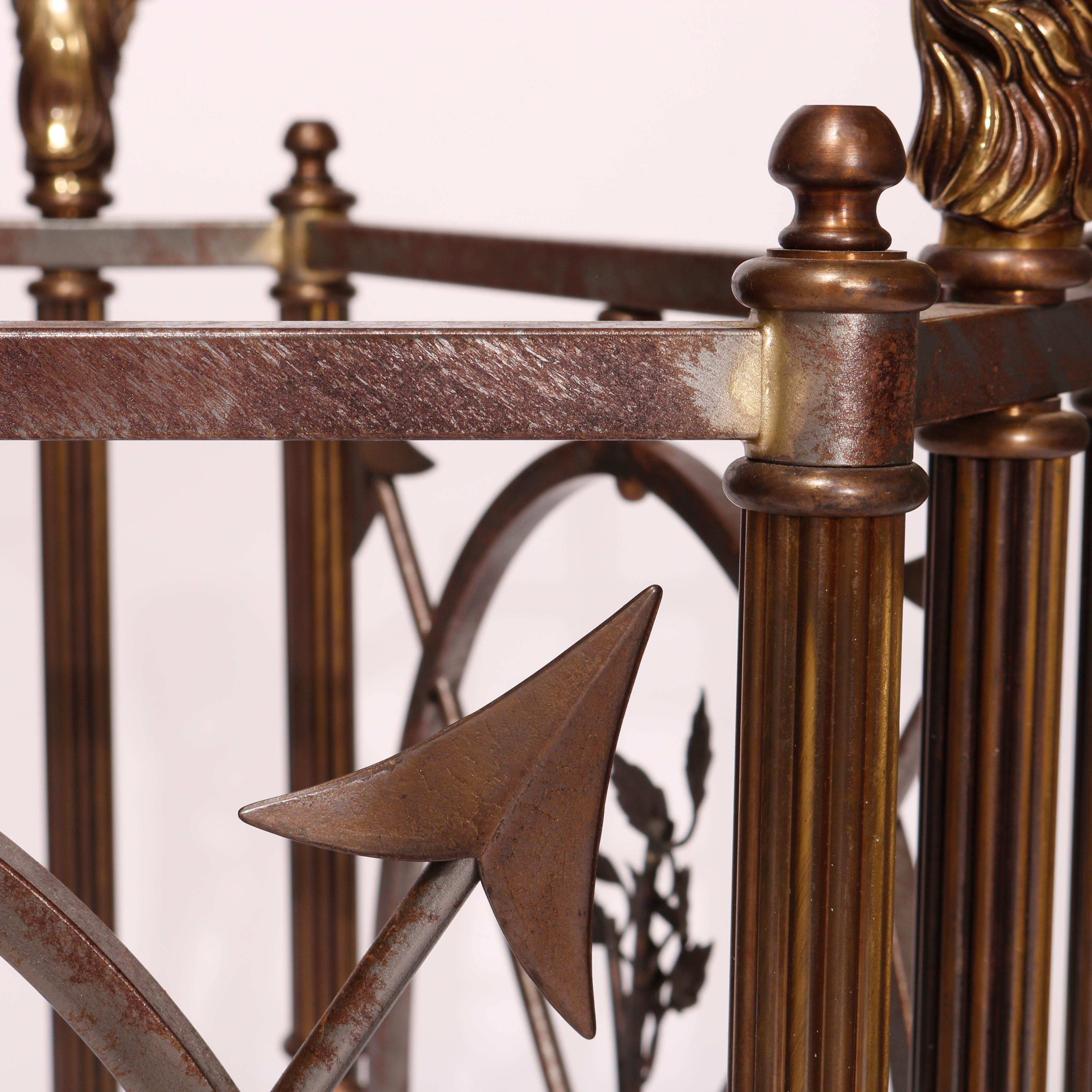 Table centrale Empire française figurative en métal bronzé et verre avec têtes de béliers 20ème siècle en vente 1