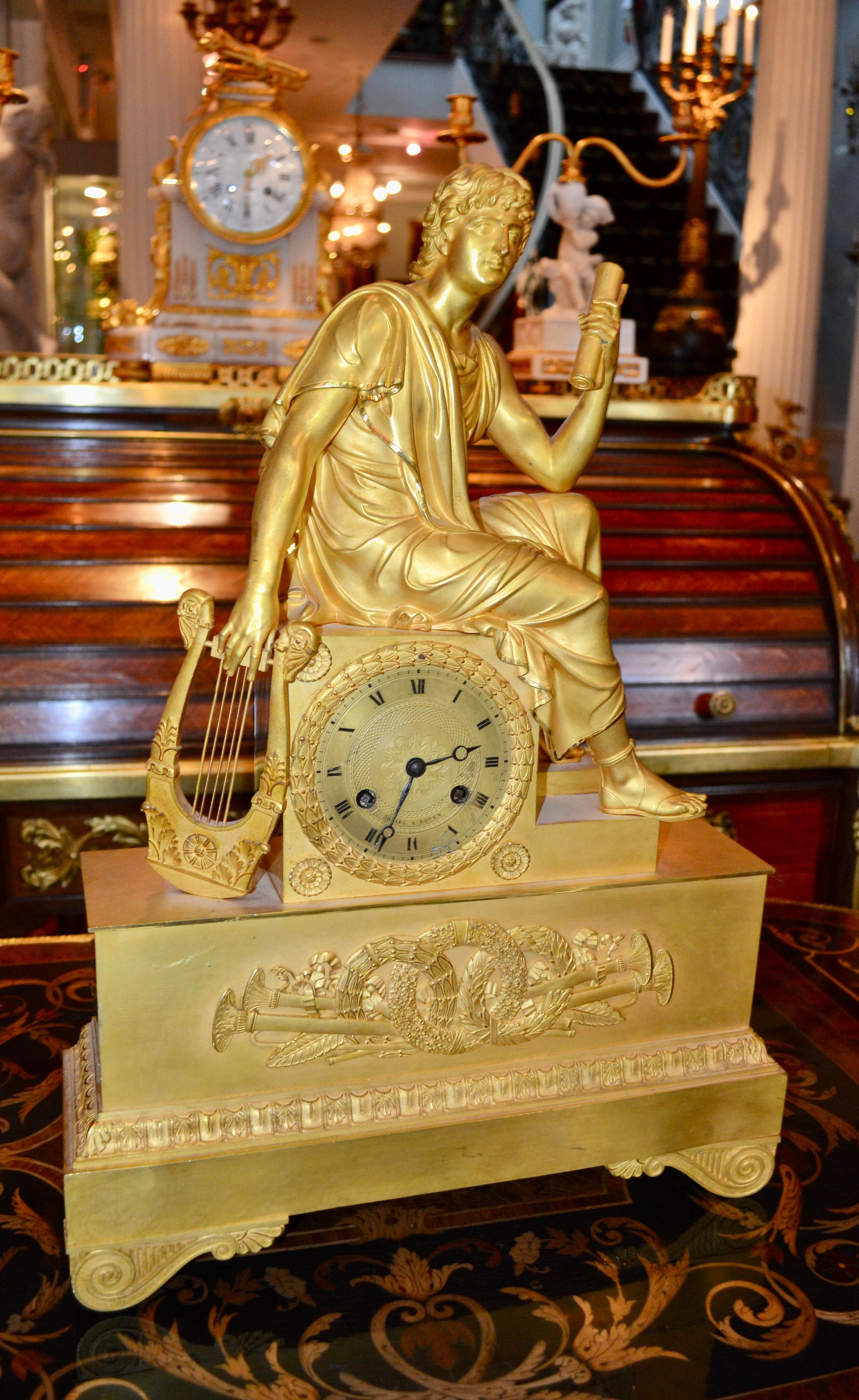 Horloge figurative en bronze doré de l'Empire français représentant une jeune fille romaine tenant un rouleau en vente 1