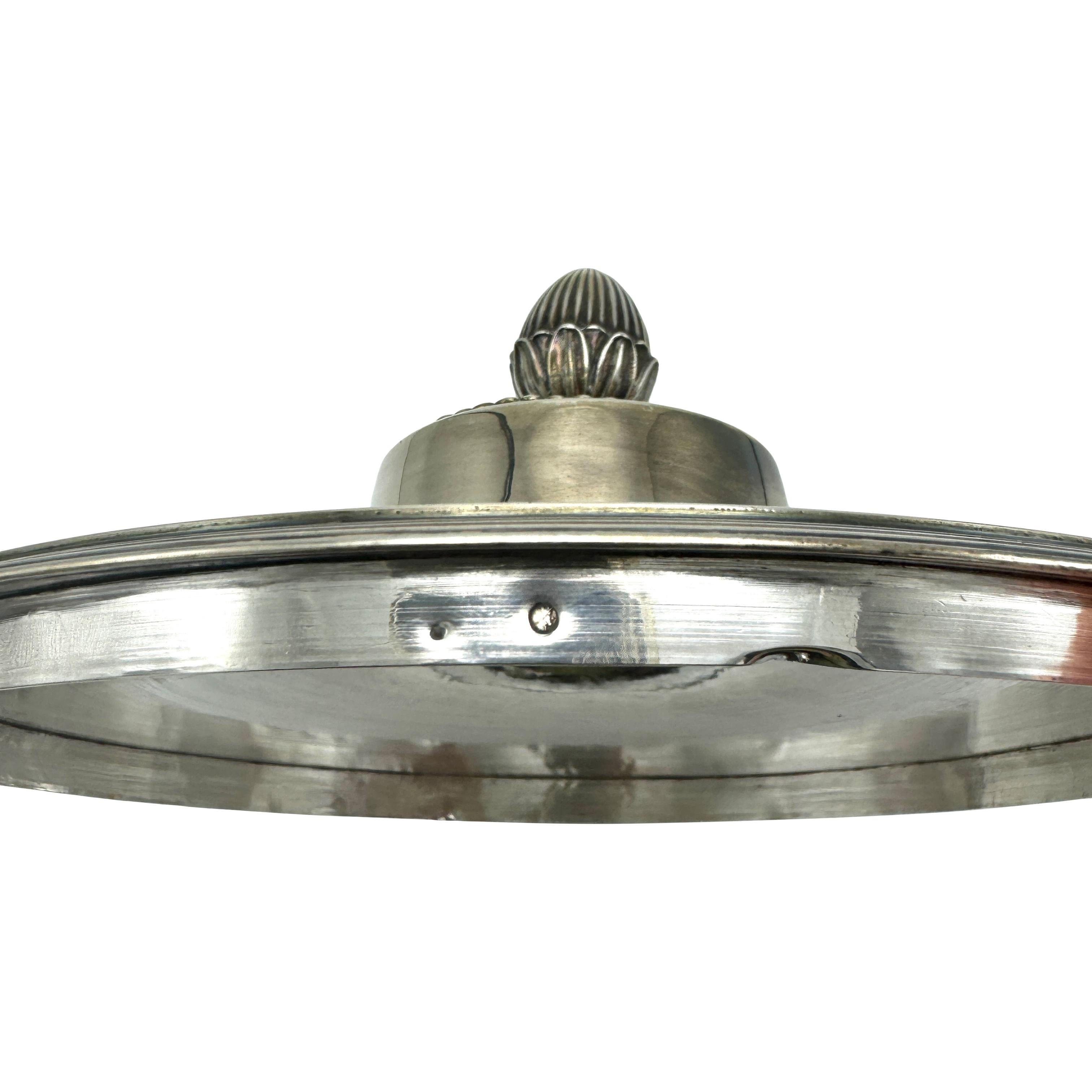 Rara sopera de plata del Primer Estandarte del Imperio Francés, de gusto neoclásico. En plata 950.
Dimensiones:
Alto:12 Diámetro:10 Ancho:13½ Pulgadas.