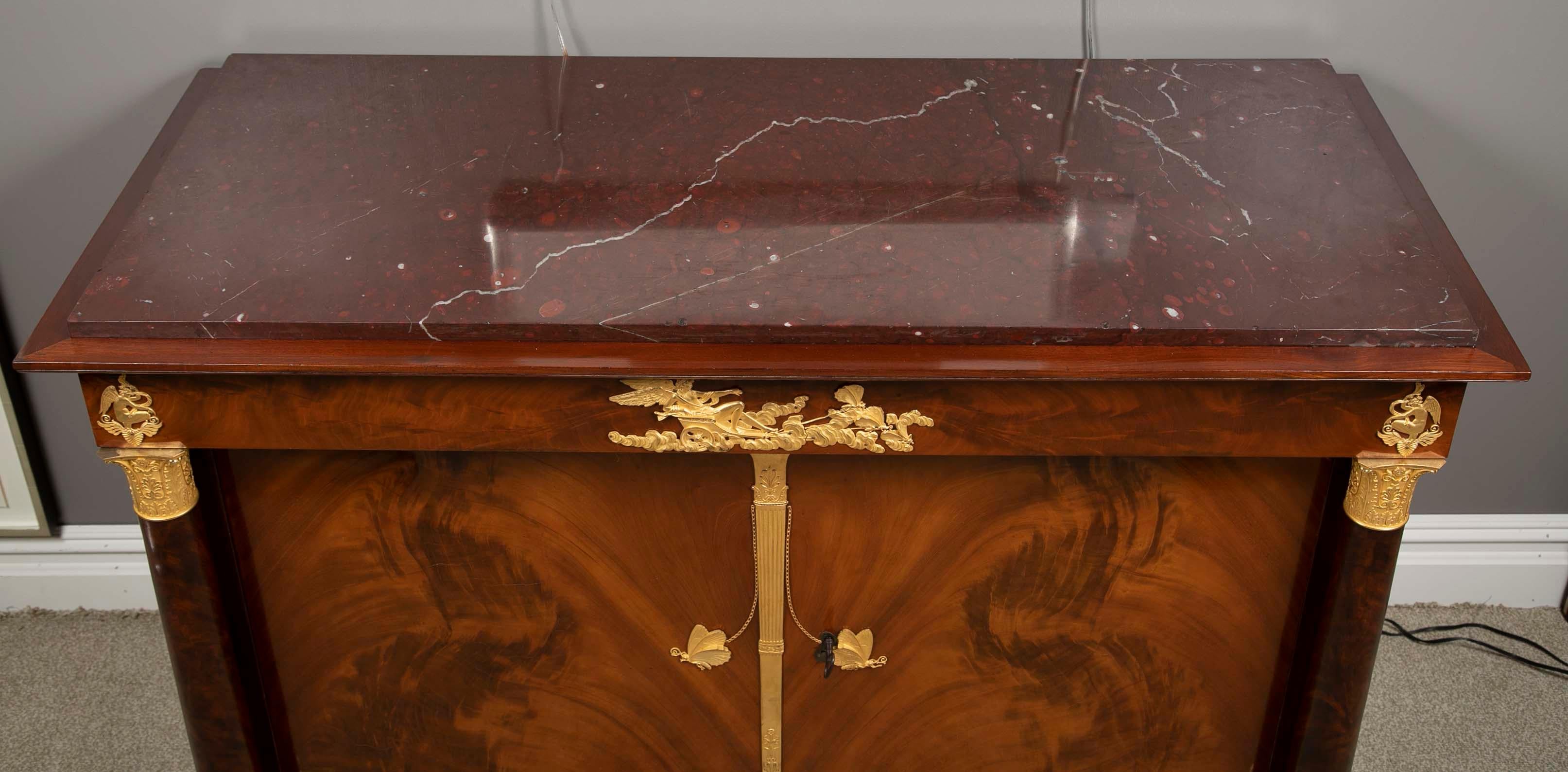 Commodo in mogano e bronzo dorato con griglie rosse di Molitor in vendita 6