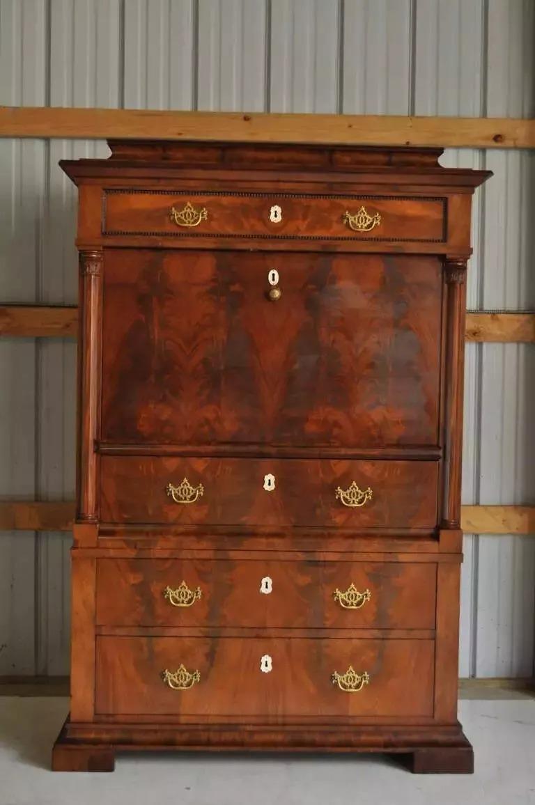 Antike Französisch Empire Flamme Mahagoni Drop Front Secretaire Abattant Sekretär Schreibtisch. Artikel verfügt über 2-teilige Konstruktion, schöne konische Kapitell, Messing-Beschläge, Perlmutt-Schlüsselloch Abdeckungen, eingelegtes Interieur mit