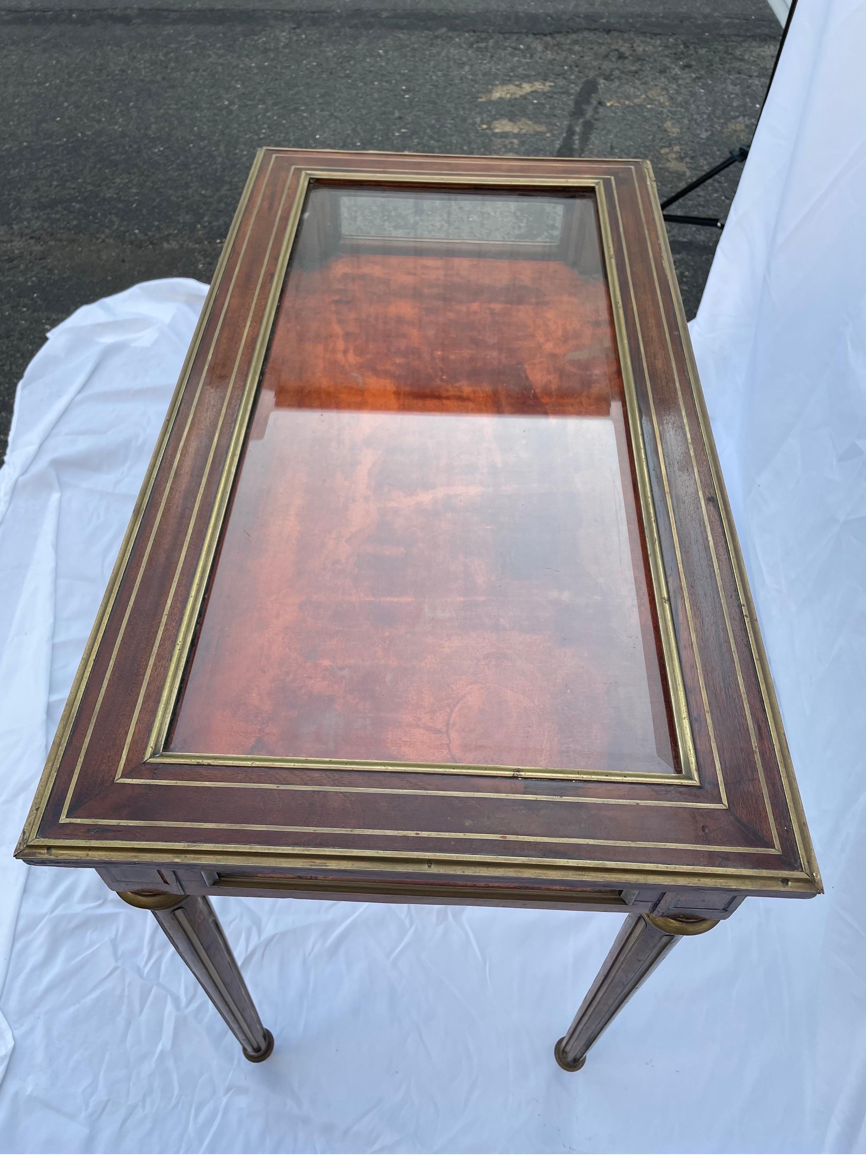 French Louis XVI Style Table Vitrine Brass Inlay For Sale 6